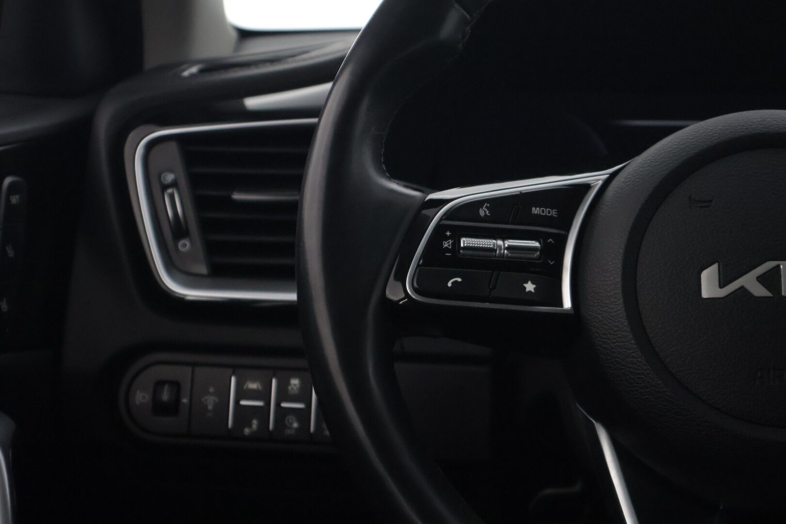 Kia Ceed 2023 1,6 GDI Plug-In Hybrid Business Premium SW DCT * Adapt. vakkari / P. Kamera / BLIS / Ilm. Nahat / Muistipenkki / Keyless / LED * - Merkkihuollettu 1 om. Suomi-auto / Kahdet renkaat Kian alumiinivanteilla! / Lohkolämmitin 