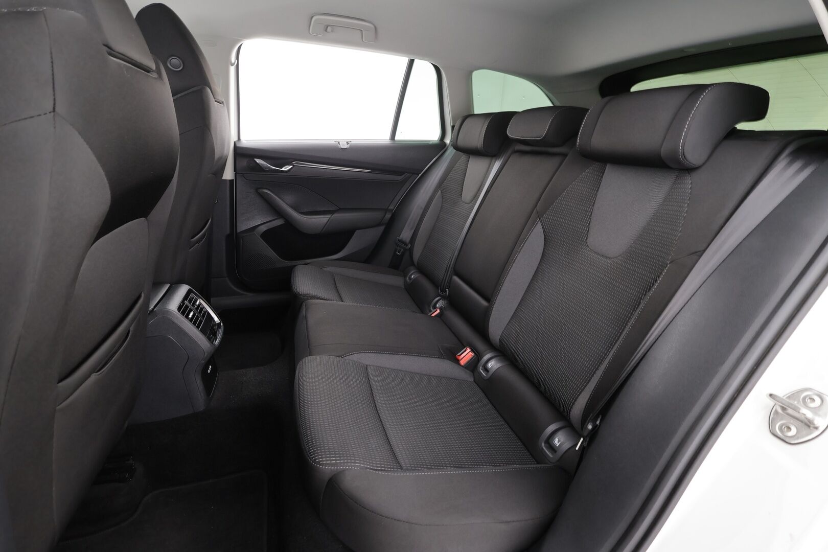 Skoda Octavia 2023 Combi 2.0 TDI 150 Ambition Nordic Edition DSG * Webasto / LED / Vakkari / Kaistavahti / Keyless * - 1.Om Suomi-auto / Kahdet renkaat