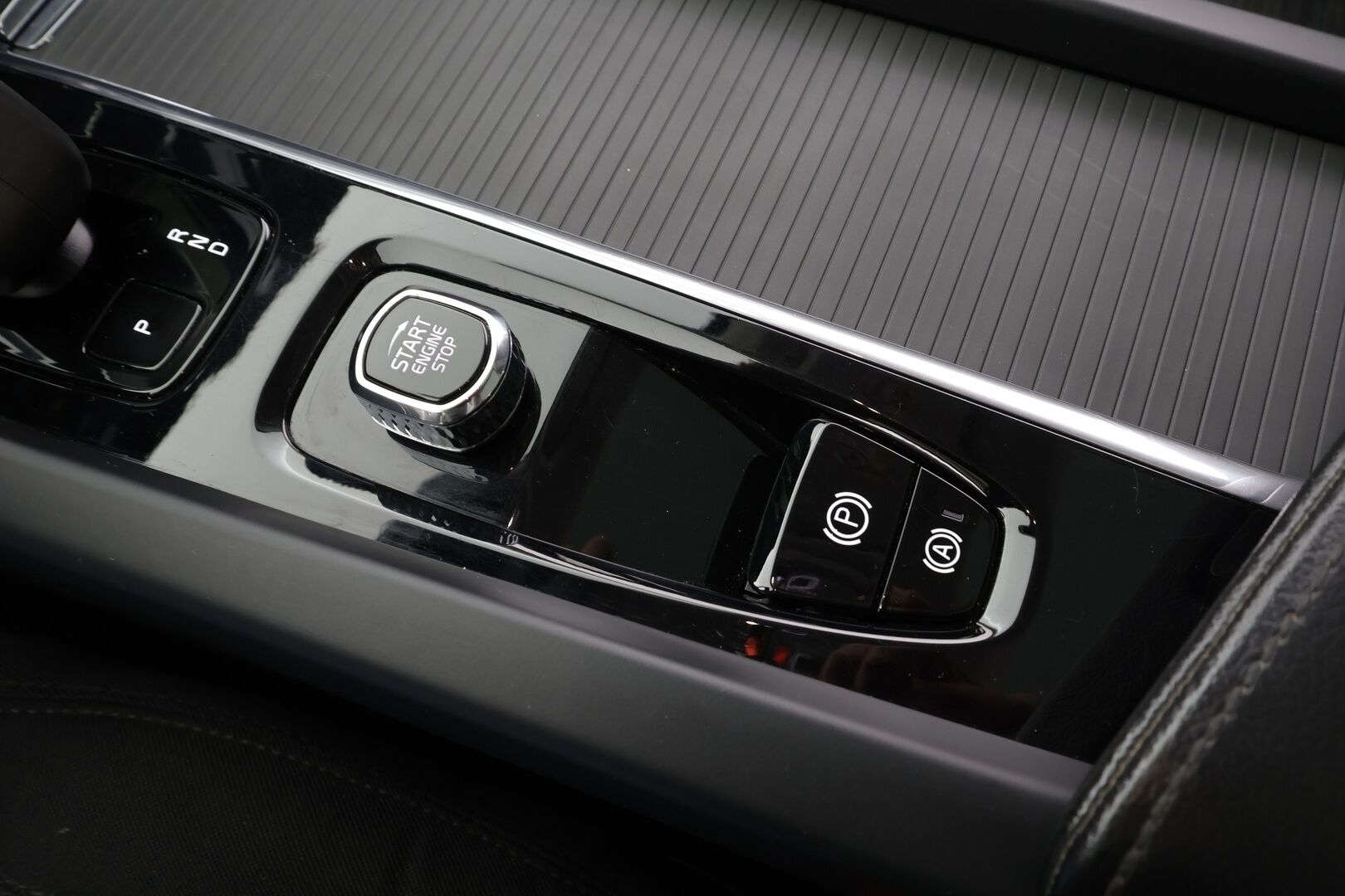 Volvo XC60 2023 T6 AWD Long Range Core aut * ACC / Webasto / Panorama / Koukku / P.Kamera / LED / Navi / Facelift / BLIS / Keyless * - 1.Om Suomi-auto / Kahdet renkaat aluvanteilla / Merkkihuollettu - HULLUT AVAJAISHULINAT KORKOTARJOUS 3,29 %