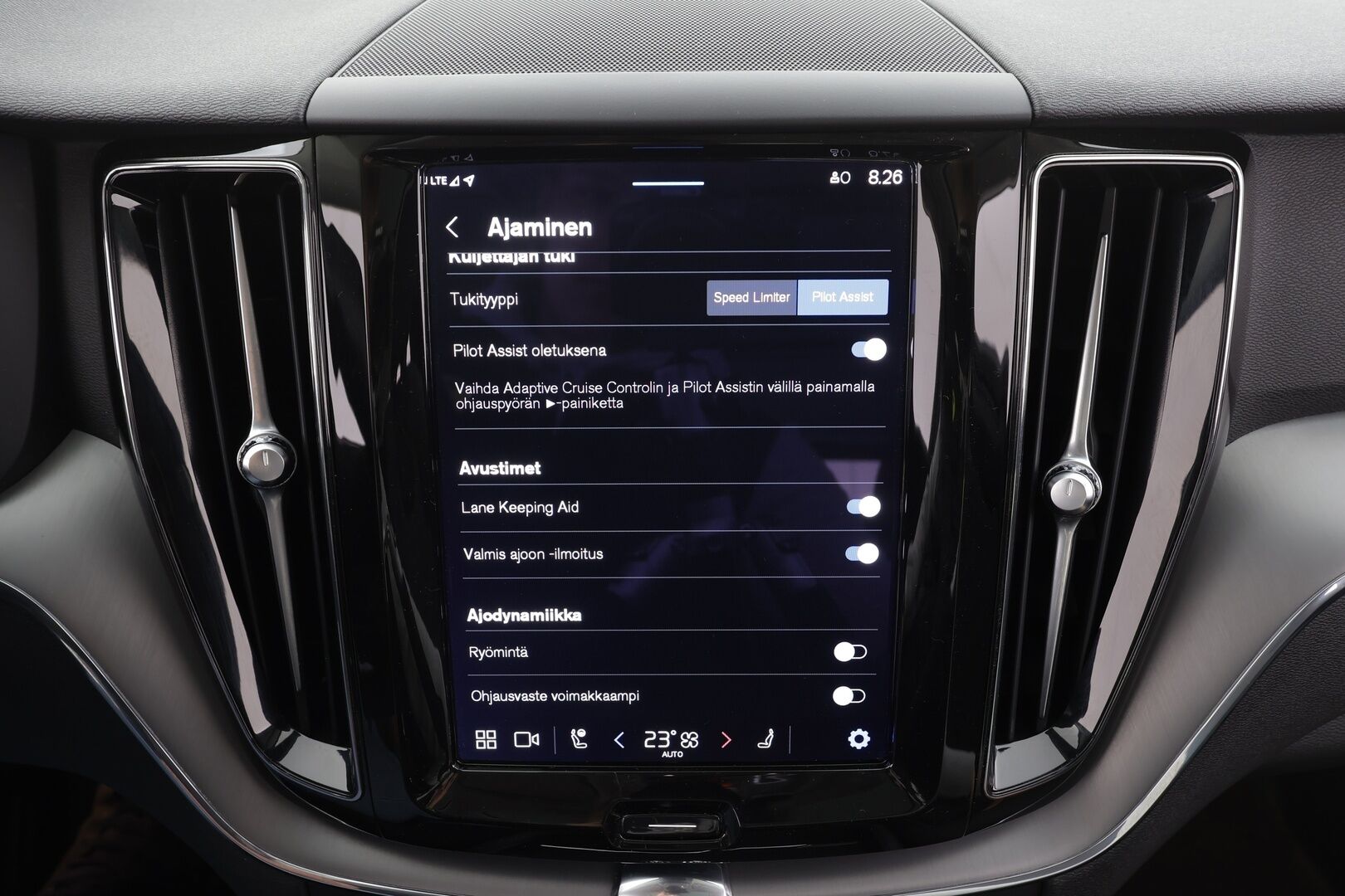 Volvo XC60 2023 T6 AWD Long Range Core aut * ACC / Webasto / Panorama / Koukku / P.Kamera / LED / Navi / Facelift / BLIS / Keyless * - 1.Om Suomi-auto / Kahdet renkaat aluvanteilla / Merkkihuollettu - HULLUT AVAJAISHULINAT KORKOTARJOUS 3,29 %