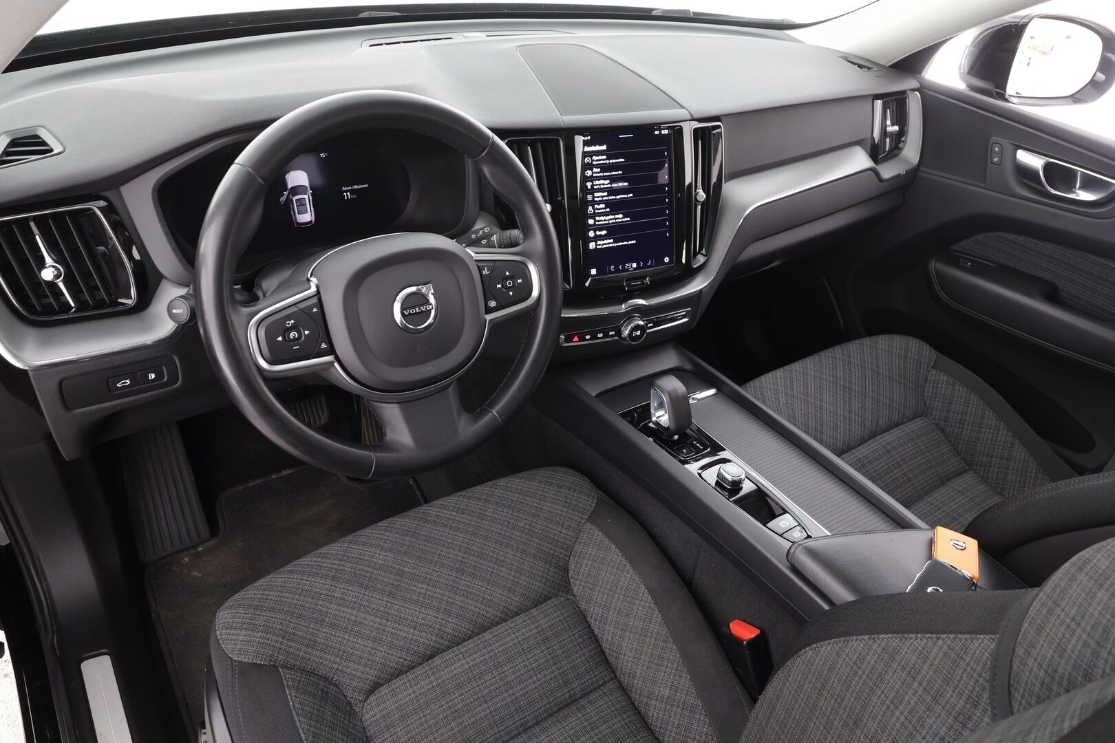 Volvo XC60 2023 T6 AWD Long Range Core aut * ACC / Webasto / Panorama / Koukku / P.Kamera / LED / Navi / Facelift / BLIS / Keyless * - 1.Om Suomi-auto / Kahdet renkaat aluvanteilla / Merkkihuollettu - HULLUT AVAJAISHULINAT KORKOTARJOUS 3,29 %