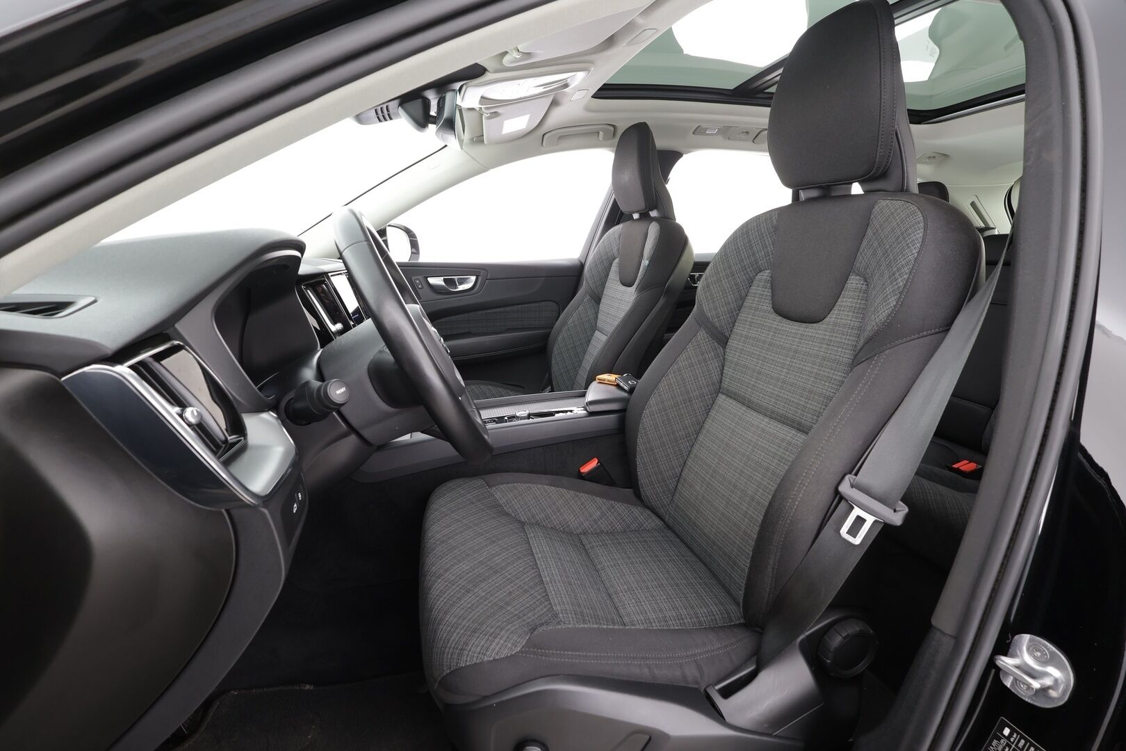 Volvo XC60 2023 T6 AWD Long Range Core aut * ACC / Webasto / Panorama / Koukku / P.Kamera / LED / Navi / Facelift / BLIS / Keyless * - 1.Om Suomi-auto / Kahdet renkaat aluvanteilla / Merkkihuollettu - HULLUT AVAJAISHULINAT KORKOTARJOUS 3,29 %