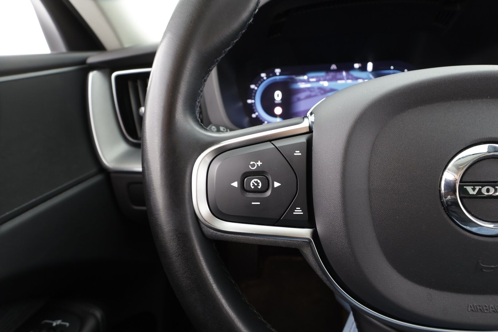 Volvo XC60 2023 T6 AWD Long Range Core aut * ACC / Webasto / Panorama / Koukku / P.Kamera / LED / Navi / Facelift / BLIS / Keyless * - 1.Om Suomi-auto / Kahdet renkaat aluvanteilla / Merkkihuollettu - HULLUT AVAJAISHULINAT KORKOTARJOUS 3,29 %