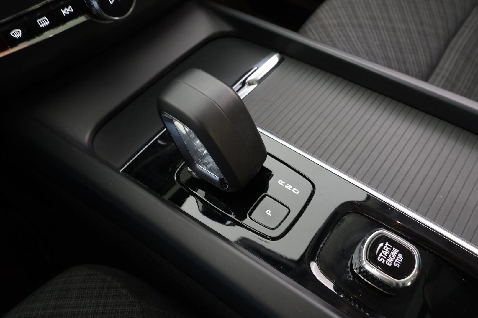 Volvo XC60 2023 T6 AWD Long Range Core aut * ACC / Webasto / Panorama / Koukku / P.Kamera / LED / Navi / Facelift / BLIS / Keyless * - 1.Om Suomi-auto / Kahdet renkaat aluvanteilla / Merkkihuollettu - HULLUT AVAJAISHULINAT KORKOTARJOUS 3,29 %