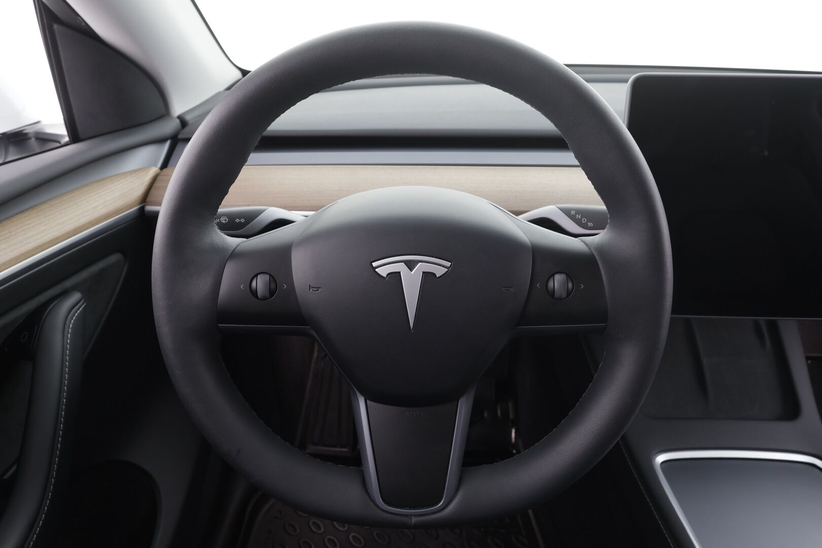 Tesla Model Y 2023 Long Range Dual Motor * Lasikatto / Koukku / ILP / ACC / Matrix-LED / Muistipenkki / P.kamera / Premium Audio / Navi * - 1-om Suomi-auto / 2x Latauskaapelit / Kahdet renkaat aluvanteilla