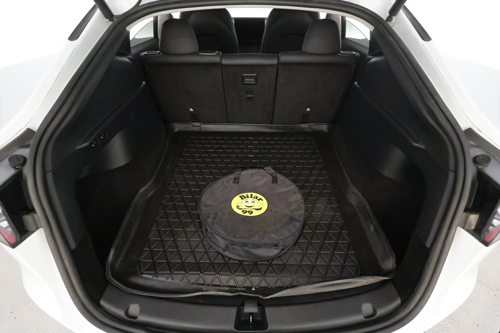 Tesla Model Y 2023 Long Range Dual Motor * Lasikatto / Koukku / ILP / ACC / Matrix-LED / Muistipenkki / P.kamera / Premium Audio / Navi * - 1-om Suomi-auto / 2x Latauskaapelit / Kahdet renkaat aluvanteilla