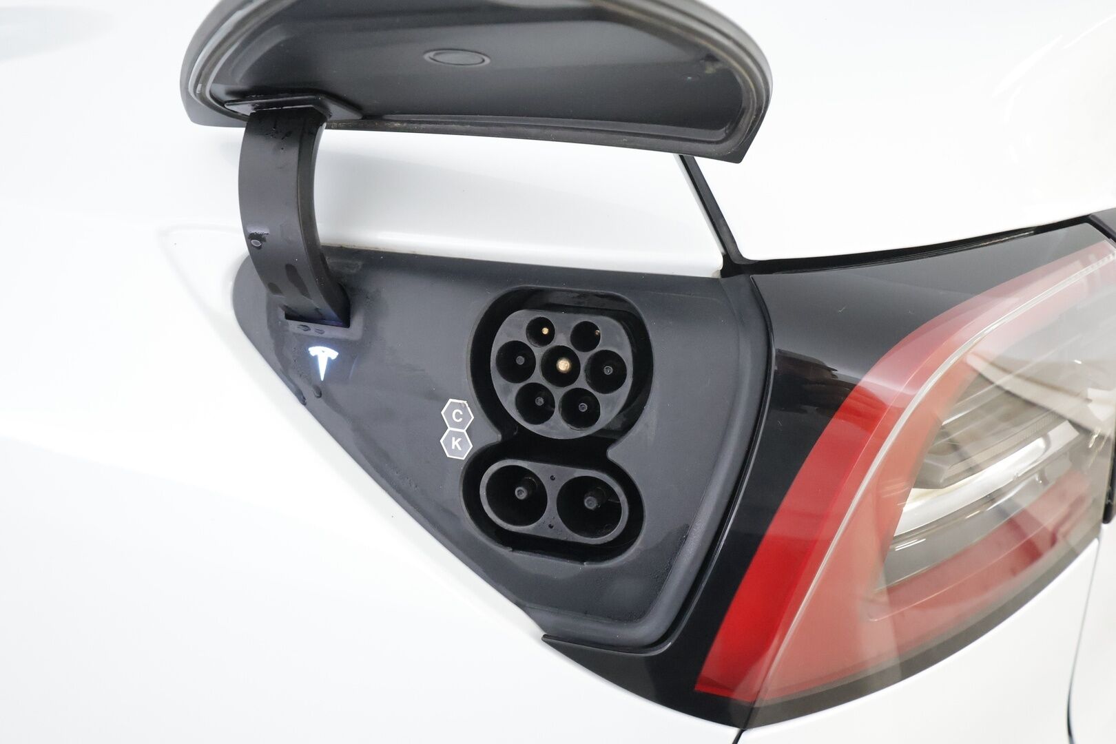 Tesla Model Y 2023 Long Range Dual Motor * Lasikatto / Koukku / ILP / ACC / Matrix-LED / Muistipenkki / P.kamera / Premium Audio / Navi * - 1-om Suomi-auto / 2x Latauskaapelit / Kahdet renkaat aluvanteilla