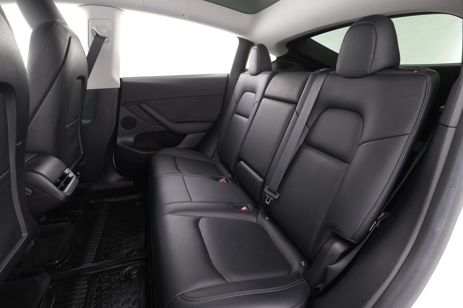 Tesla Model Y 2023 Long Range Dual Motor * Lasikatto / Koukku / ILP / ACC / Matrix-LED / Muistipenkki / P.kamera / Premium Audio / Navi * - 1-om Suomi-auto / 2x Latauskaapelit / Kahdet renkaat aluvanteilla