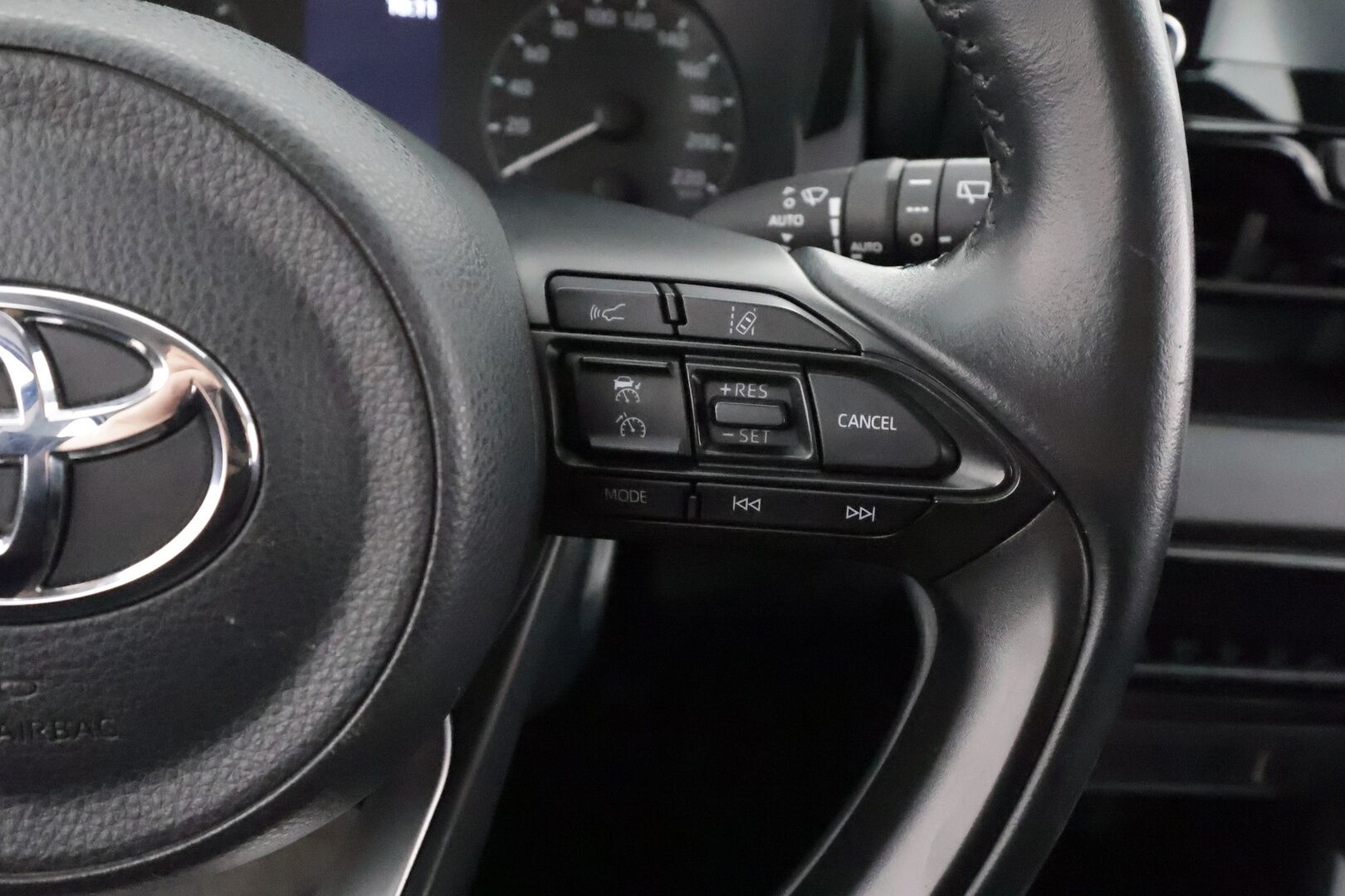 Toyota Yaris 2023 1,5 Hybrid Active * ACC / P.Kamera / Kaistavahti / Apple&Android / 2x Renkaat / ALV * - HULLUT AVAJAISHULINAT KORKOTARJOUS 3,29 %