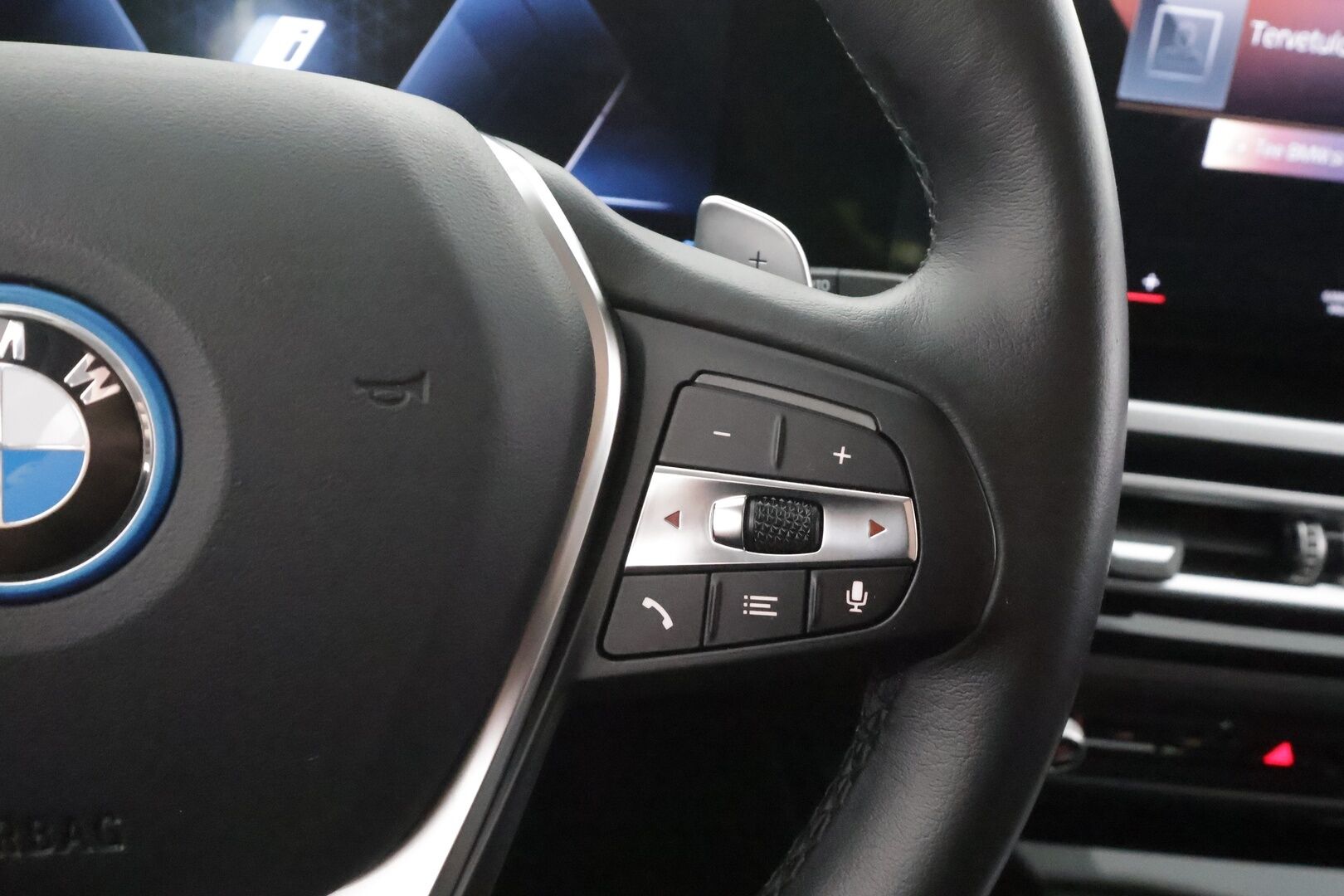 BMW 330 2023 G21 Touring 330e xDrive A Charged Edition - ACC | Koukku | LCI | Muistipenkki | Sporttinahat | P.kamera | Lane Assist | LED | 2x renkaat aluin | Suomiauto | 2x kaapelit | 