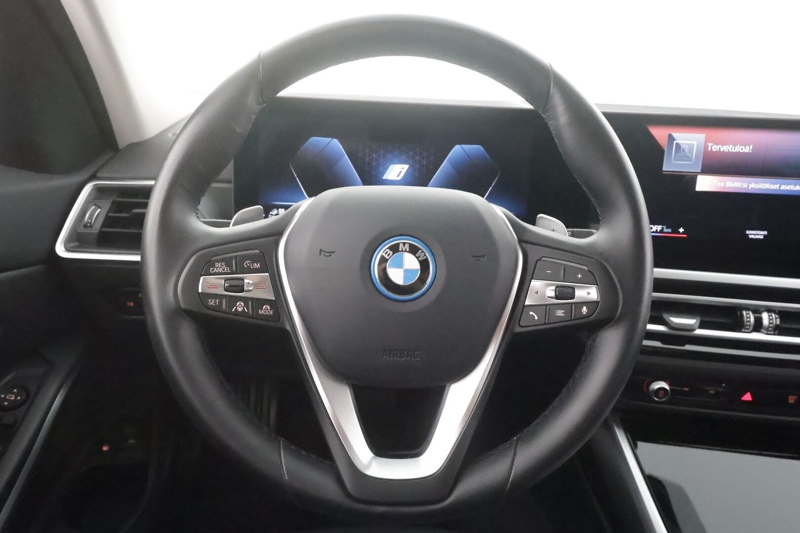 BMW 330 2023 G21 Touring 330e xDrive A Charged Edition - ACC | Koukku | LCI | Muistipenkki | Sporttinahat | P.kamera | Lane Assist | LED | 2x renkaat aluin | Suomiauto | 2x kaapelit | 