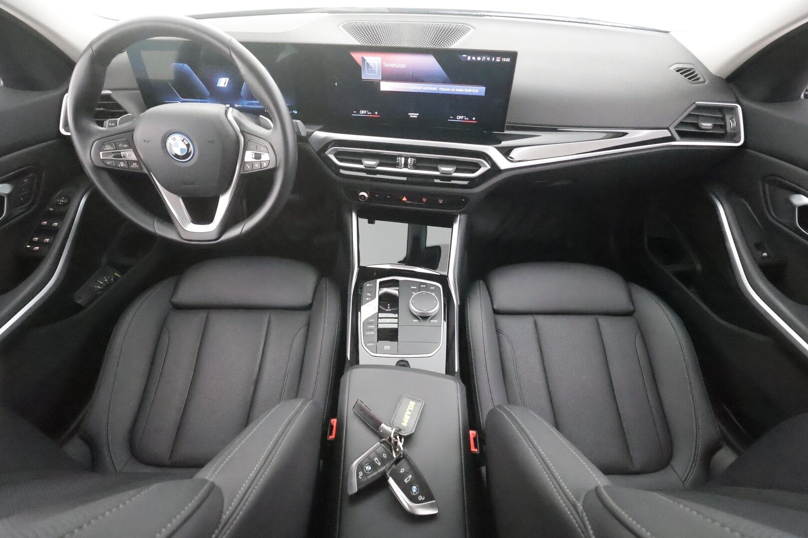 BMW 330 2023 G21 Touring 330e xDrive A Charged Edition - ACC | Koukku | LCI | Muistipenkki | Sporttinahat | P.kamera | Lane Assist | LED | 2x renkaat aluin | Suomiauto | 2x kaapelit | 