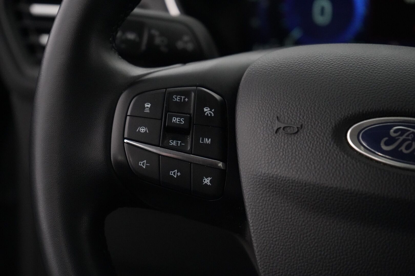 Ford Focus 2023 1.0 EcoBoost Hybrid Powershift 125hv A7 Titanium Wagon *Bang&Olufsen / Digimittaristo / ACC / Lohkolämmitin / Kamera / Sähkökontti* - Suomi-auto / Kahdet renkaat / Huippuvarustelu