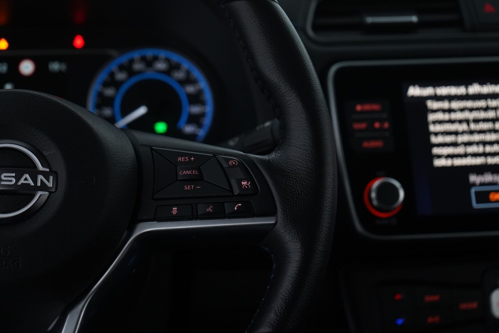 Nissan Leaf 2023 N-Connecta 40 kWh FI  / ACC / Blis / Keyless / 360 kamera / Navi / Ratinlämmitin - Suomi-auto / Kahdet alumiinivanteet renkailla! / Uusi tuulilasi vaihdettu 06/25!