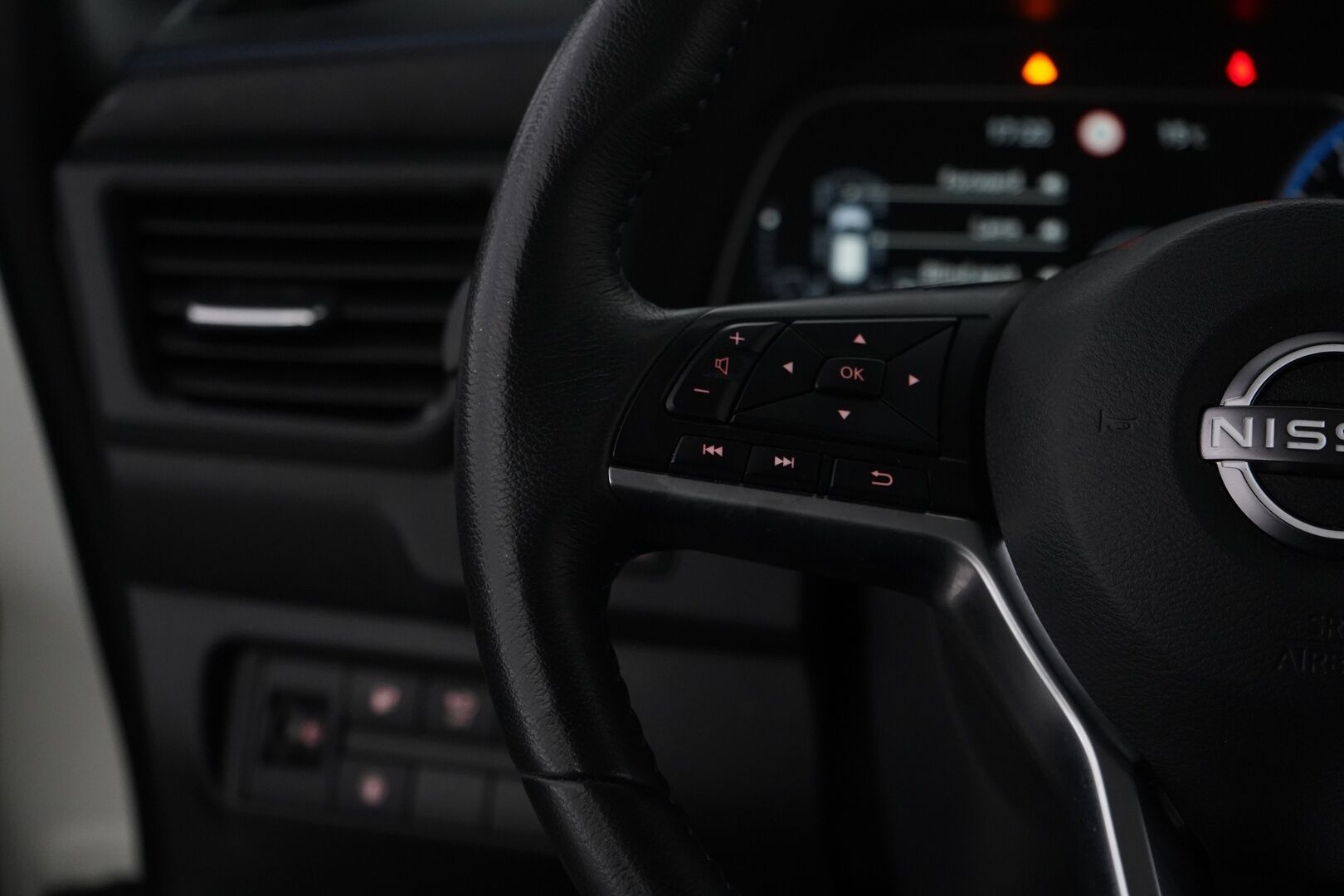 Nissan Leaf 2023 N-Connecta 40 kWh FI  / ACC / Blis / Keyless / 360 kamera / Navi / Ratinlämmitin - Suomi-auto / Kahdet alumiinivanteet renkailla! / Uusi tuulilasi vaihdettu 06/25!
