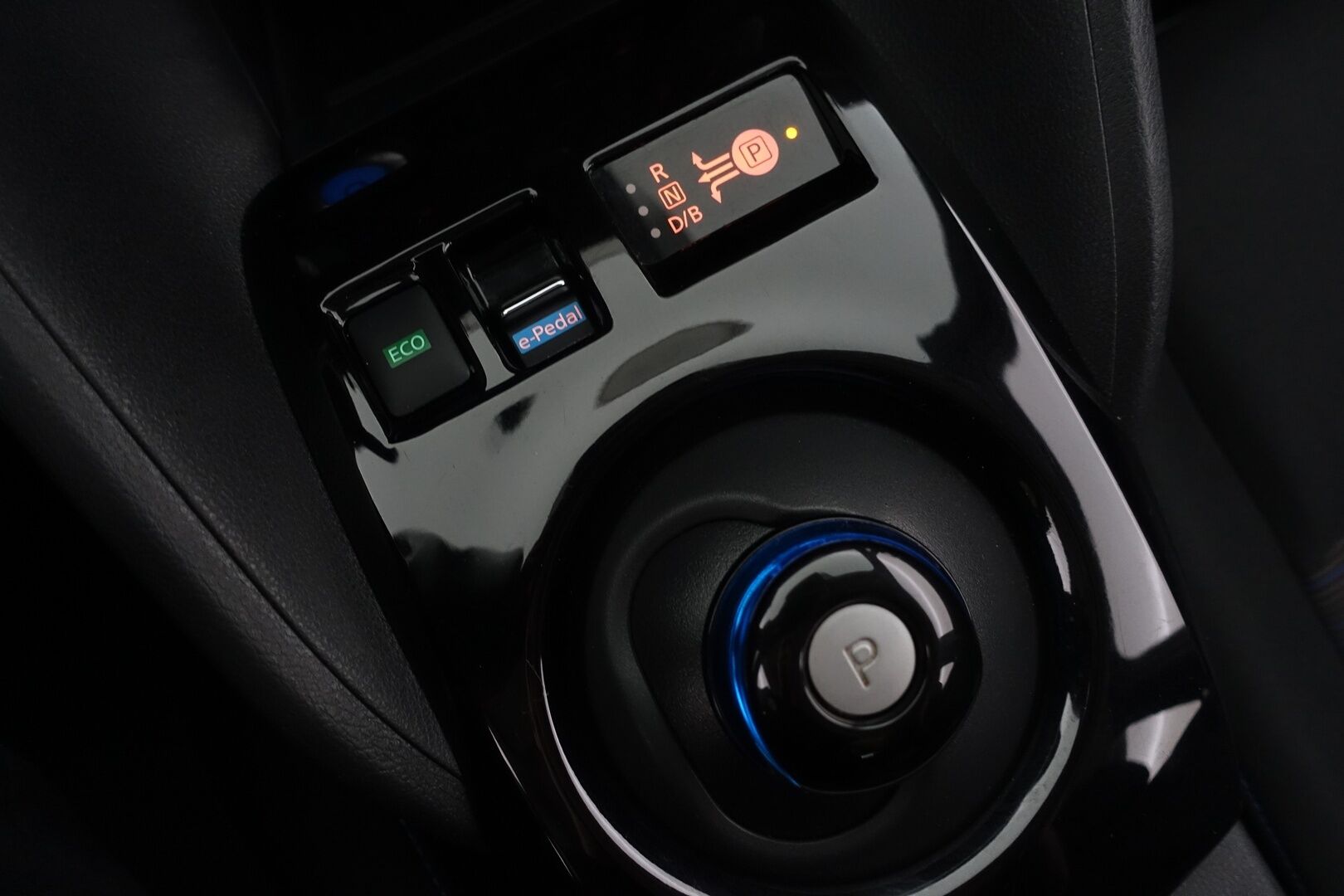 Nissan Leaf 2023 N-Connecta MY22 39 kWh LED FI - | SOH 91,1% | 360° kamera | BLIS | Adaptiivinen vakkari | Lane/Side Assist | LED-valot | Keyless | Ratinlämmitys | 2x renkaat&vanteet |