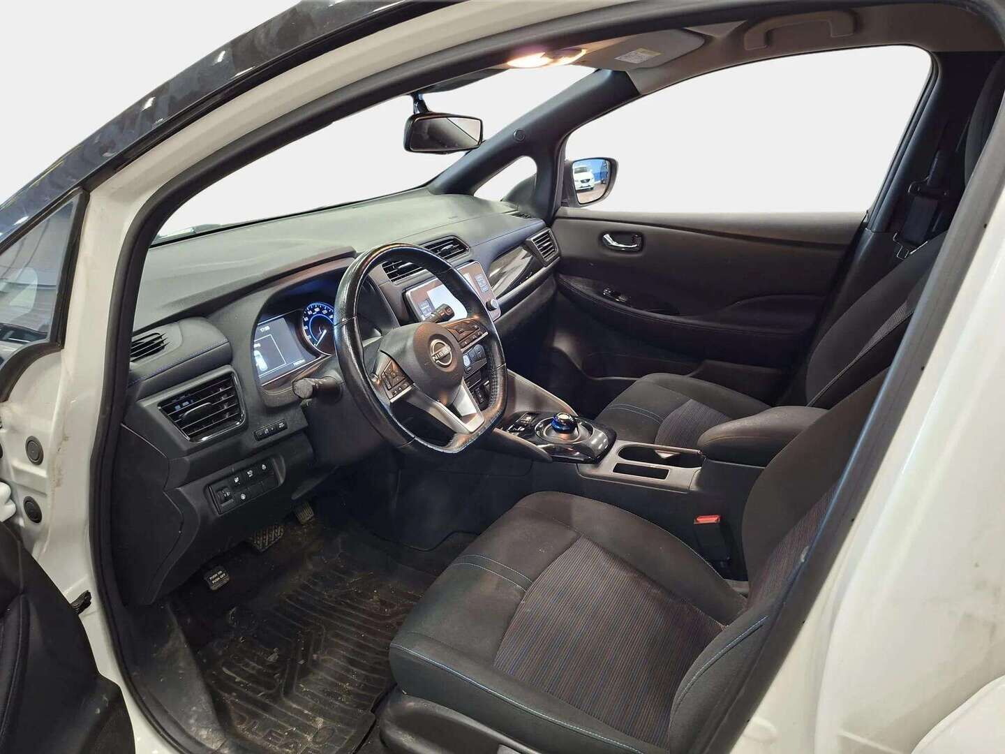 Nissan Leaf 2022 N-Connecta MY22 39 kWh LED FI - SOH 91,1 | 360° kamera | BLIS | Adaptiivinen vakkari | Lane/Side Assist | LED-valot | Keyless | Ratinlämmitys | 2x renkaat&vanteet |