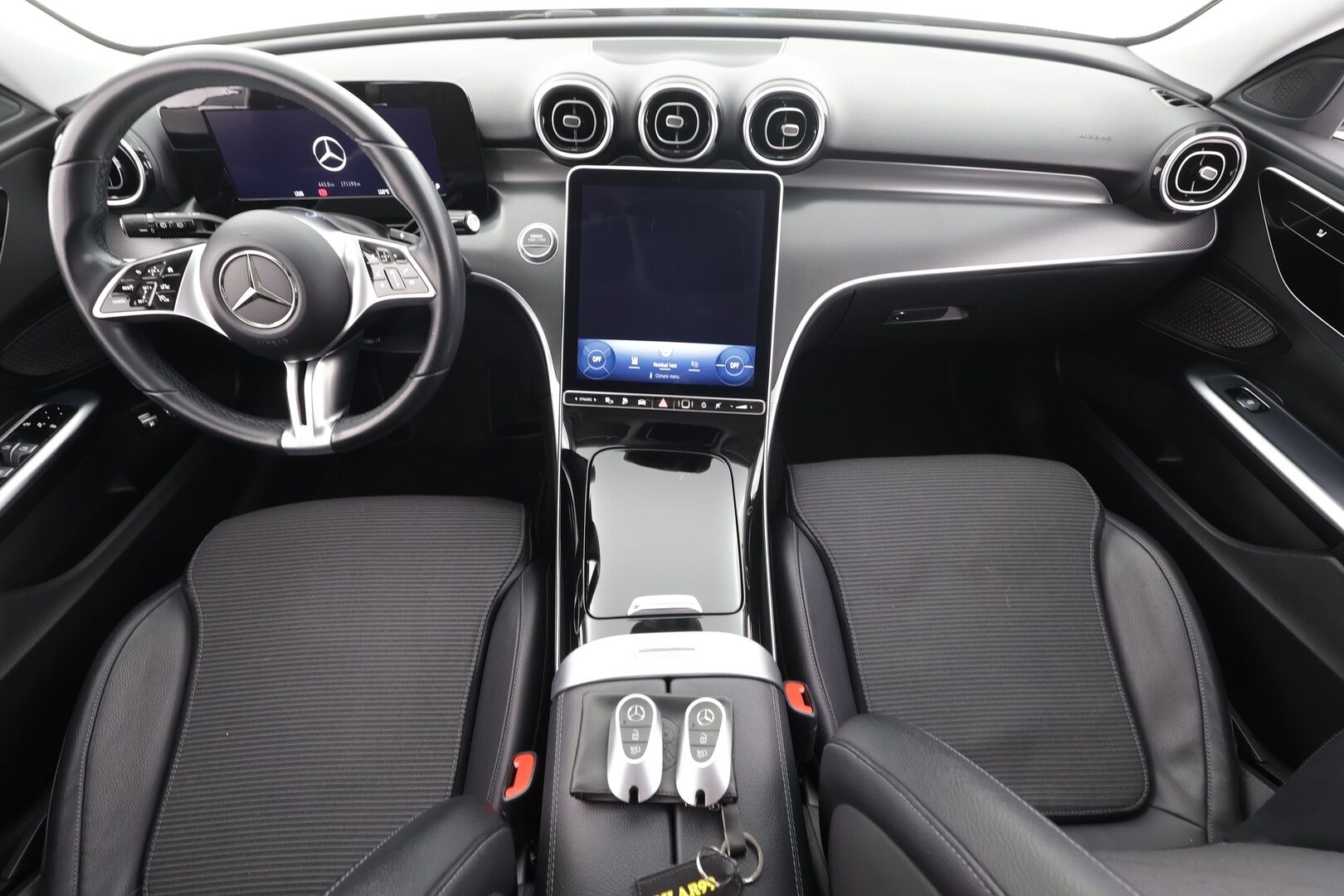 Mercedes-Benz C 2023 300 e T A Business * Distronic Pro / P.kamera / IHC / Puolinahat / Koukku / Sähköluukku / Navi * - 1.Om Suomi-auto / Kahdet renkaat aluvanteilla / Merkkihuollettu