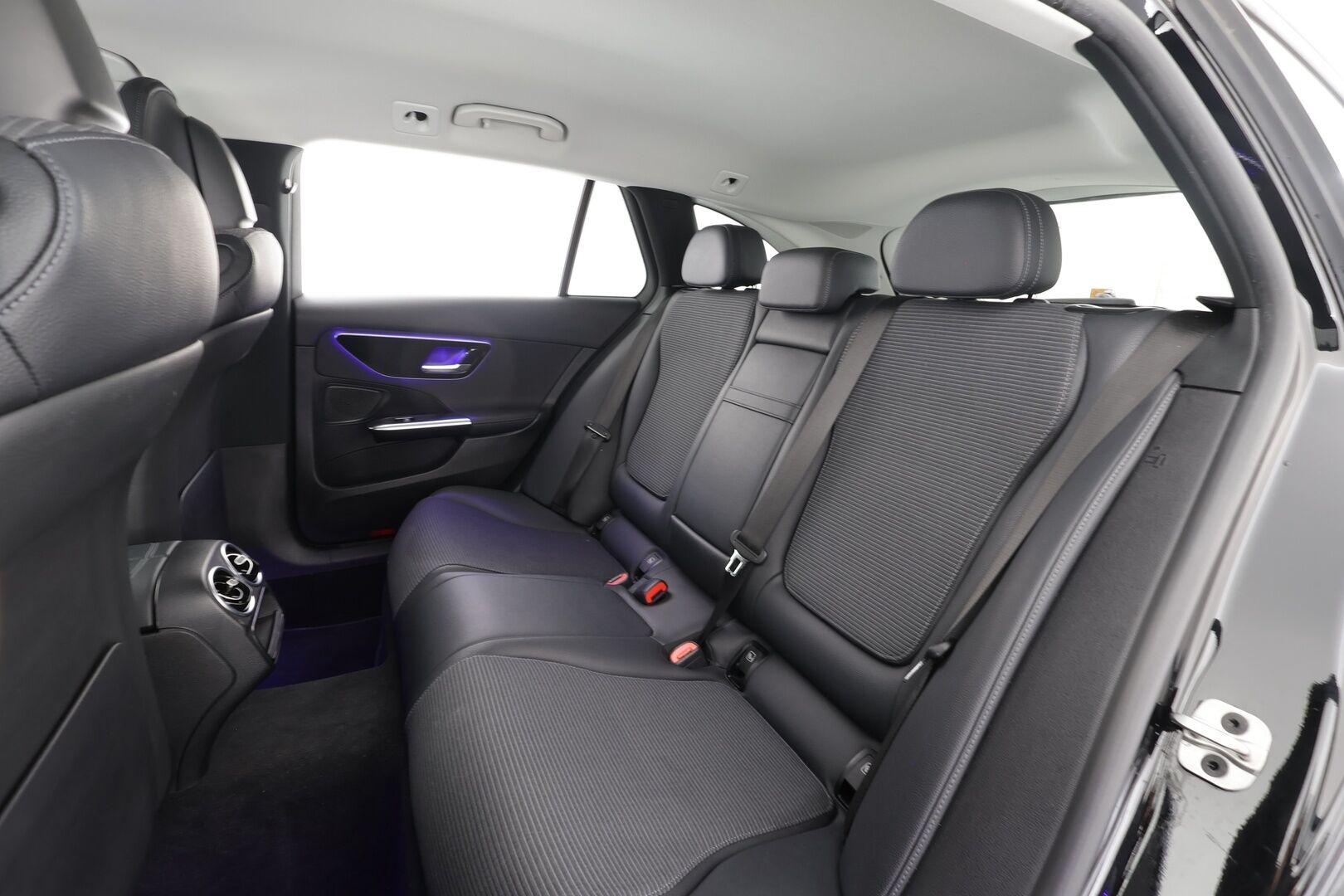 Mercedes-Benz C 2023 300 e T A Business * Distronic Pro / P.kamera / IHC / Puolinahat / Koukku / Sähköluukku / Navi * - 1.Om Suomi-auto / Kahdet renkaat aluvanteilla / Merkkihuollettu