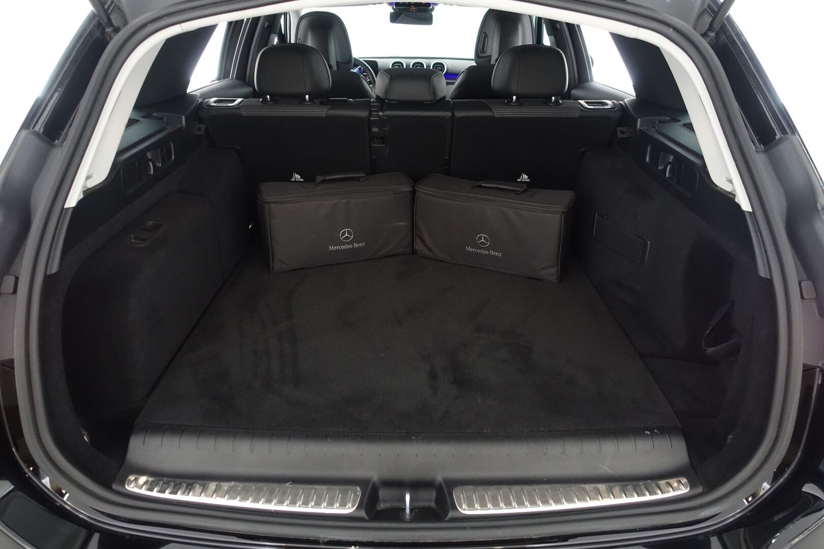 Mercedes-Benz C 2023 300 e T A Business - | Distronic Pro | Merkkihuollot! | P.kamera | IHC | Puolinahat | Koukku | Sähköluukku | Navi | 1.Om Suomi-auto | Kahdet renkaat aluvanteilla |