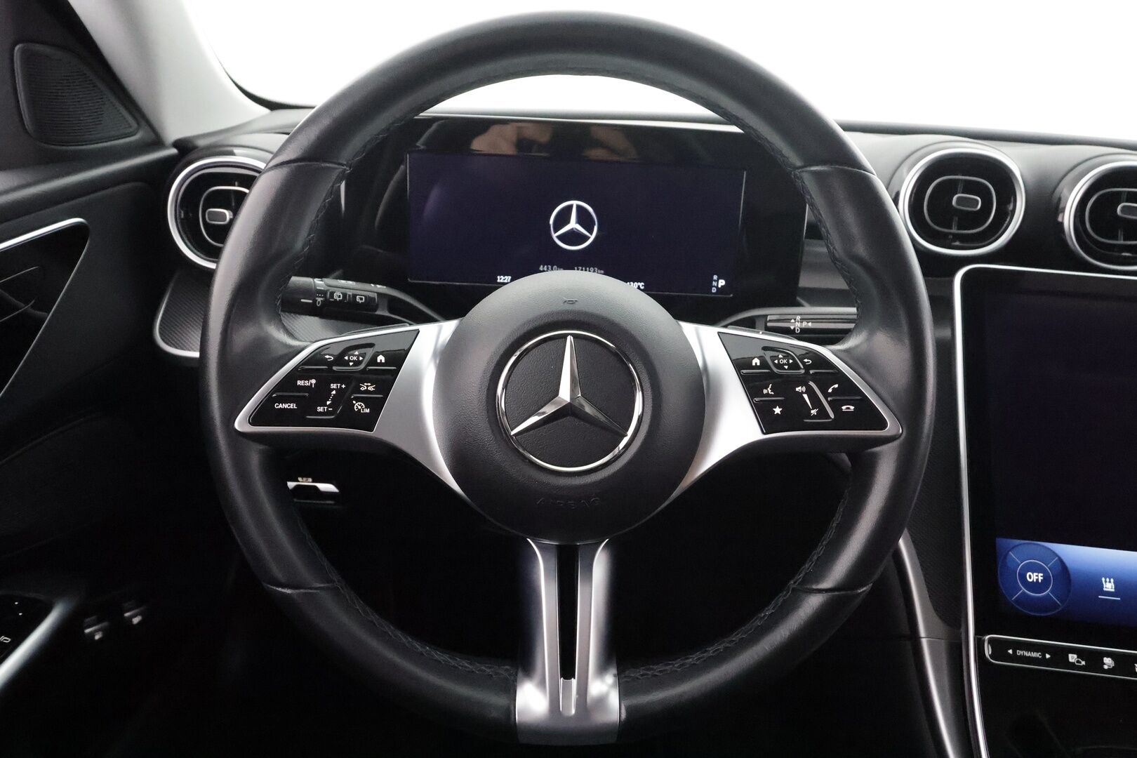 Mercedes-Benz C 2023 300 e T A Business * Distronic Pro / P.kamera / IHC / Puolinahat / Koukku / Sähköluukku / Navi * - 1.Om Suomi-auto / Kahdet renkaat aluvanteilla / Merkkihuollettu