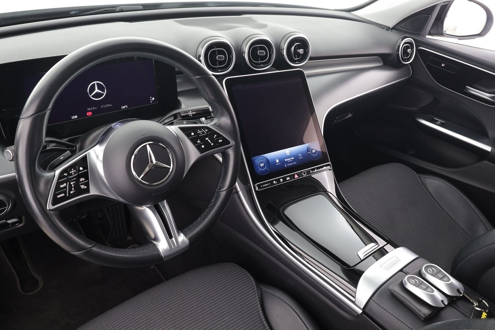 Mercedes-Benz C 2023 300 e T A Business * Distronic Pro / P.kamera / IHC / Puolinahat / Koukku / Sähköluukku / Navi * - 1.Om Suomi-auto / Kahdet renkaat aluvanteilla / Merkkihuollettu