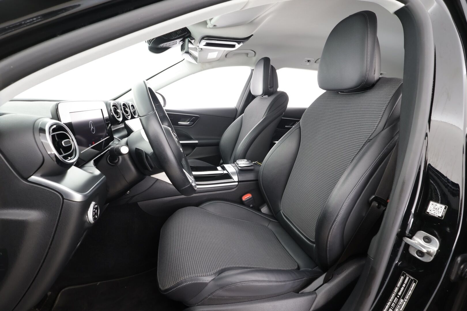 Mercedes-Benz C 2023 300 e T A Business * Distronic Pro / P.kamera / IHC / Puolinahat / Koukku / Sähköluukku / Navi * - 1.Om Suomi-auto / Kahdet renkaat aluvanteilla / Merkkihuollettu