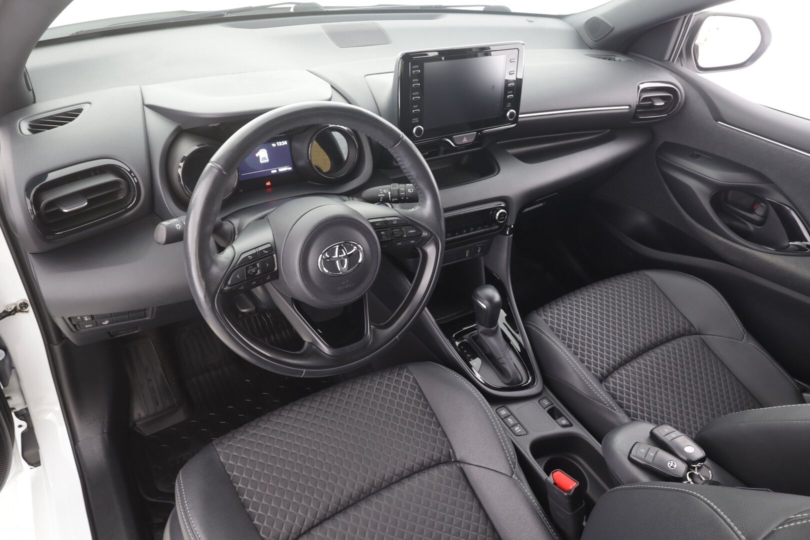 Toyota Yaris 2021 1,5 Hybrid Style - | ACC | Puolinahat | LED | P.kamera | LTA | Apple & Android | Lämm. ratti | Keyless | Ylläpitolaturi | Lohko+sisälämmitin | Merkkihuollot | 