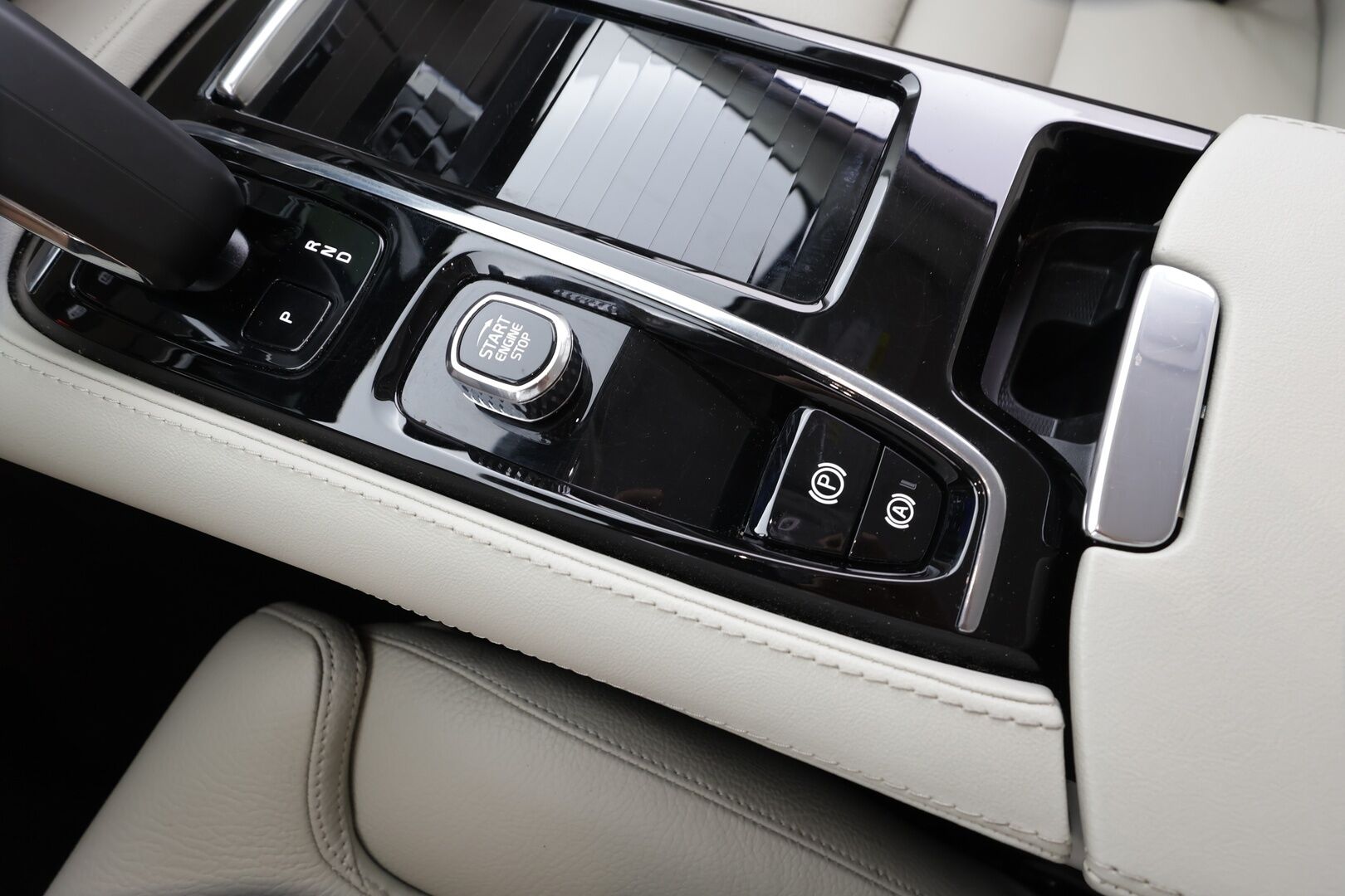 Volvo V60 2023 T6 AWD Long Range Plus Bright aut - | ACC | Koukku | Harman/Kardon | Sporttinahat muistilla | Full-LED Active | P.kamera | Pilot Assist | Keyless | Merkkihuollot | 1-om suomiauto | 