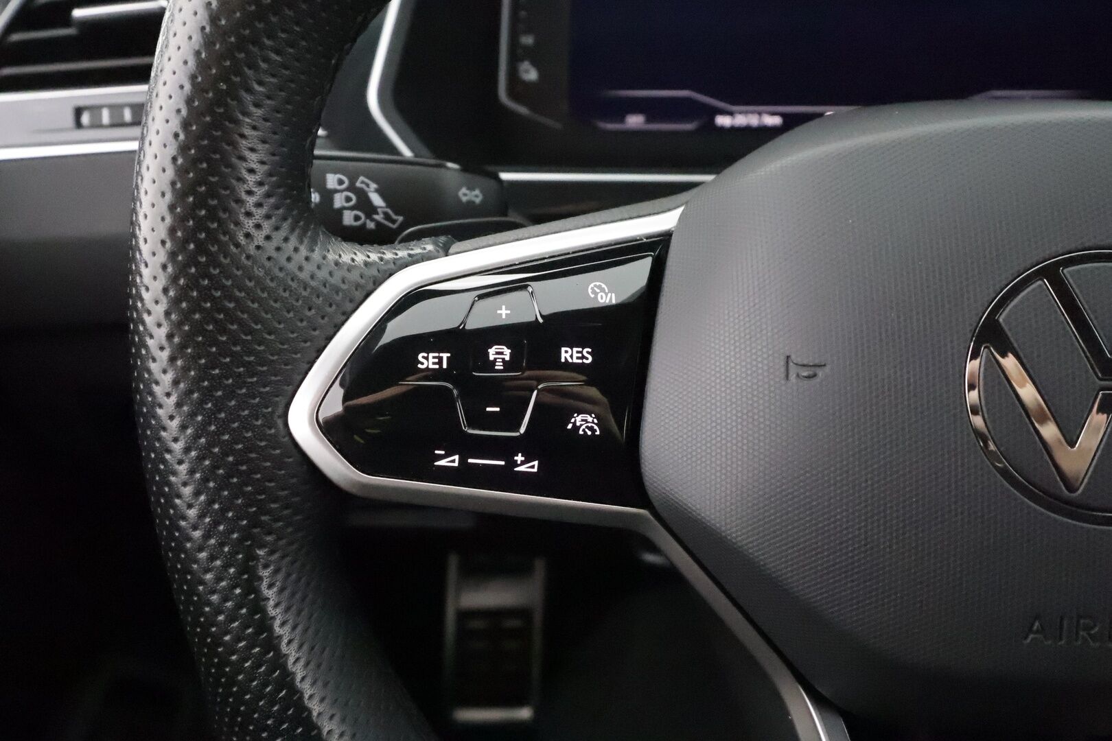 Volkswagen Tiguan 2023 R-Line eHybrid 180 kW DSG-automaatti - | ACC | Adapt.LED | P.Kamera | Kaistavahti | Digimittaristo | Navi | Keyless | Suomi-auto | Merkkihuollot | Kahdet renkaat |