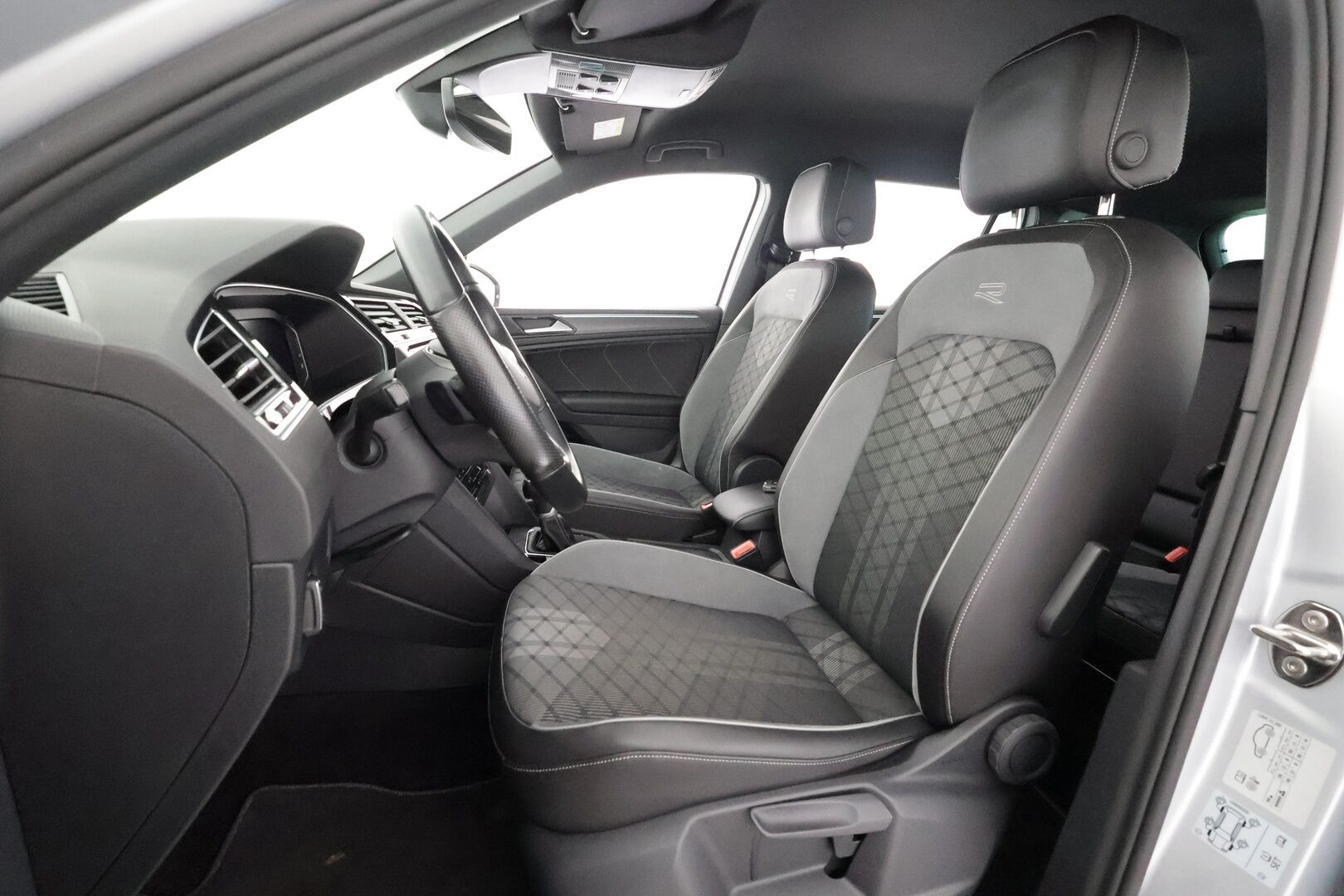 Volkswagen Tiguan 2023 R-Line eHybrid 180 kW DSG-automaatti - | ACC | Adapt.LED | P.Kamera | Kaistavahti | Digimittaristo | Navi | Keyless | Suomi-auto | Merkkihuollot | Kahdet renkaat |