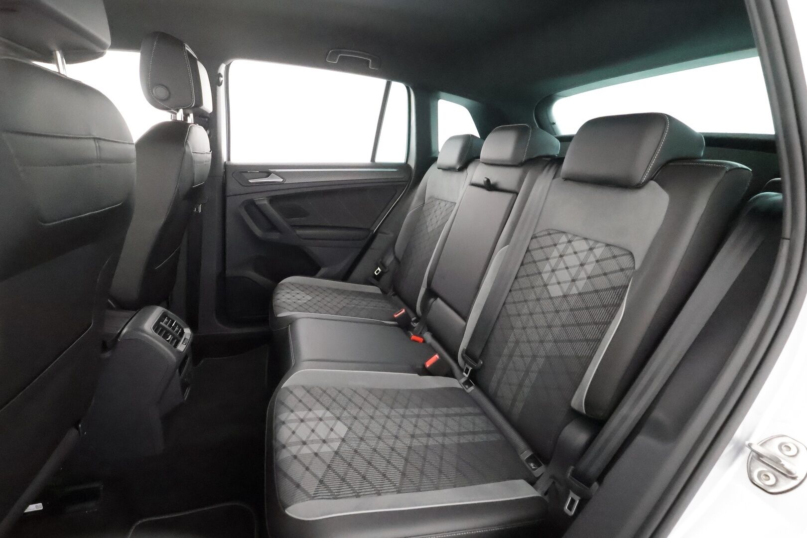 Volkswagen Tiguan 2023 R-Line eHybrid 180 kW DSG-automaatti - | ACC | Adapt.LED | P.Kamera | Kaistavahti | Digimittaristo | Navi | Keyless | Suomi-auto | Merkkihuollot | Kahdet renkaat |