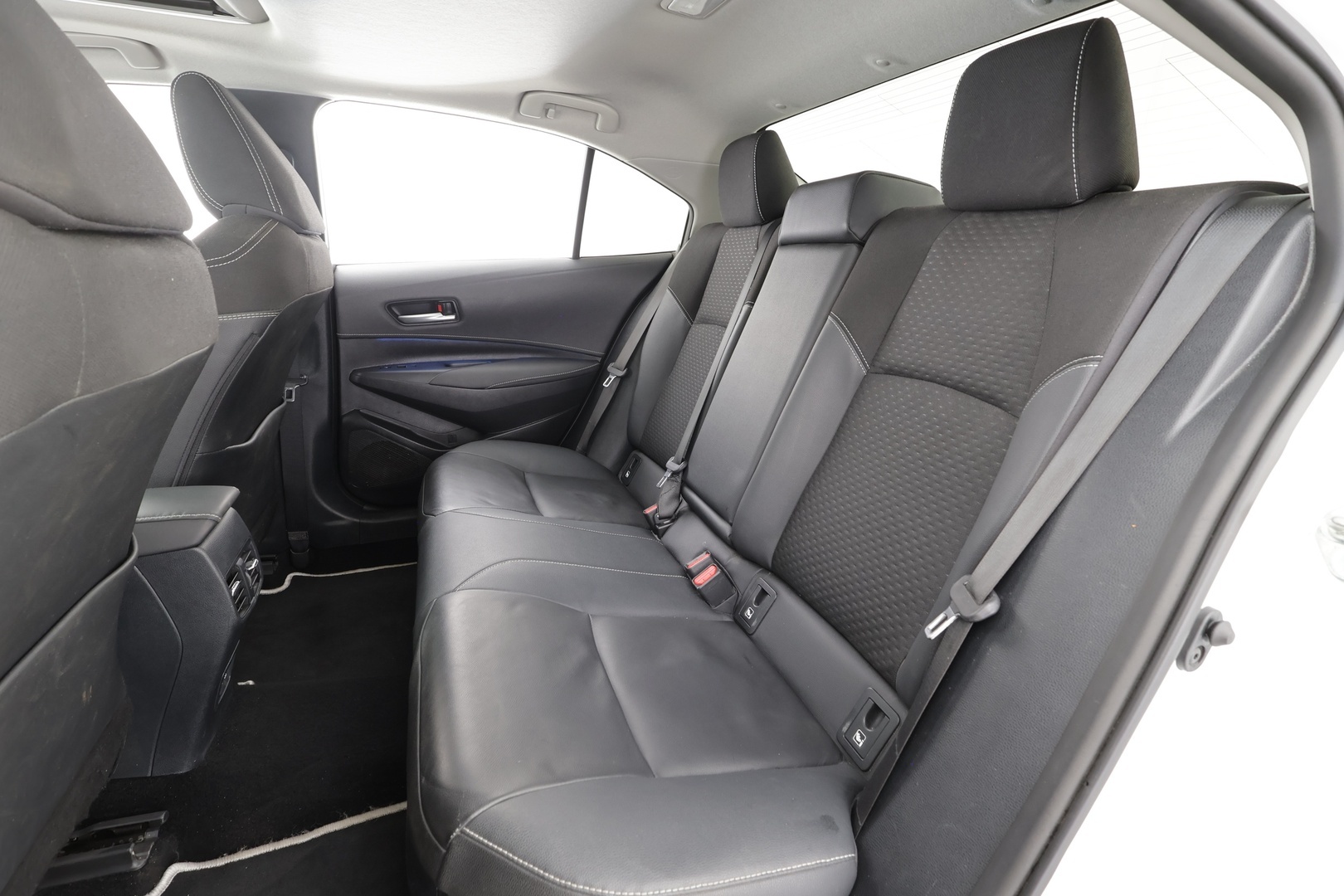 Toyota Corolla 2023 Sedan 1,8 Hybrid Premium - | ACC | Koukku | HUD | Puolinahat | Kattoluukku | Digimittaristo | P.kamera | Navi | Keyless | PDA | LDA | BSM | Merkkihuollettu | 1-om suomiauto |
