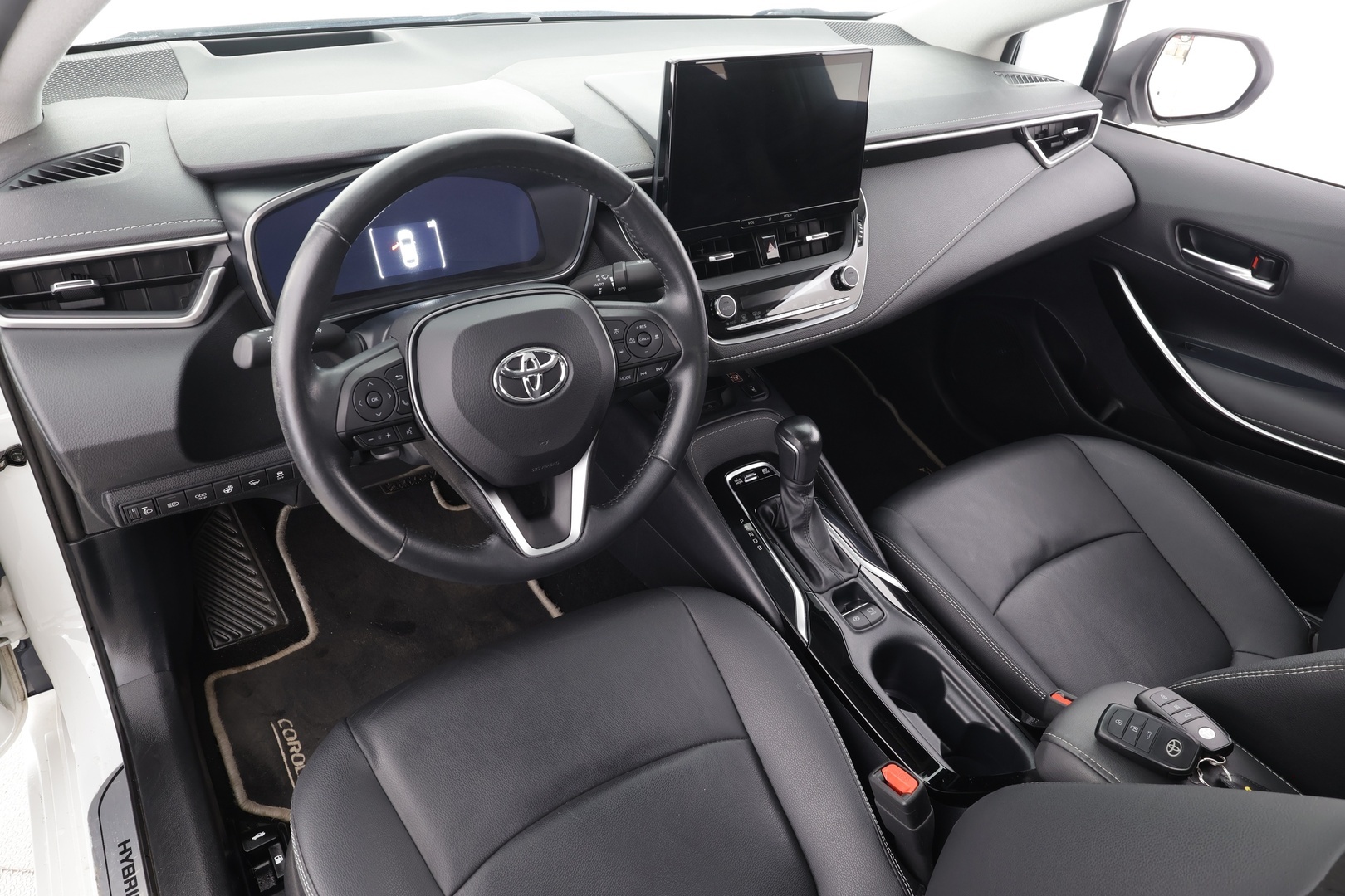 Toyota Corolla 2023 Sedan 1,8 Hybrid Premium - | ACC | Koukku | HUD | Puolinahat | Kattoluukku | Digimittaristo | P.kamera | Navi | Keyless | PDA | LDA | BSM | Merkkihuollettu | 1-om suomiauto |