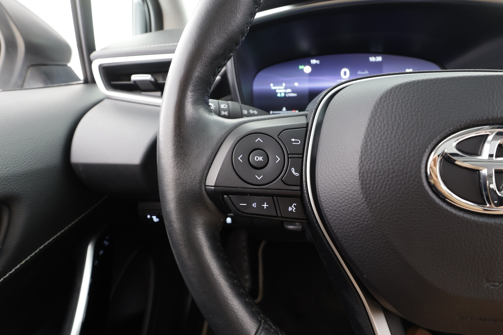 Toyota Corolla 2023 Sedan 1,8 Hybrid Premium - | ACC | Koukku | HUD | Puolinahat | Kattoluukku | Digimittaristo | P.kamera | Navi | Keyless | PDA | LDA | BSM | Merkkihuollettu | 1-om suomiauto |
