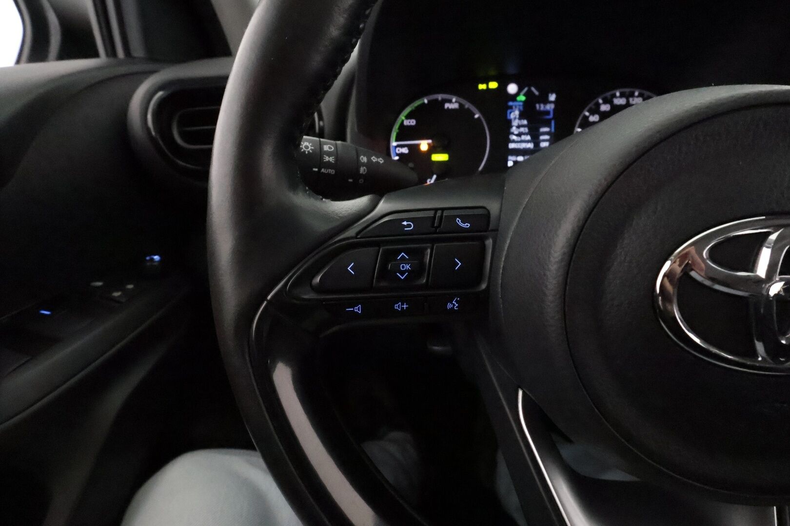 Toyota Yaris 2023 1,5 Hybrid Active Business *ACC / P.kamera / Navi / KeylessGo / Apple&Android / Ratinlämmitin* - 1.Om Suomi-auto / Kahdet renkaat aluvanteilla / Merkkihuollettu
