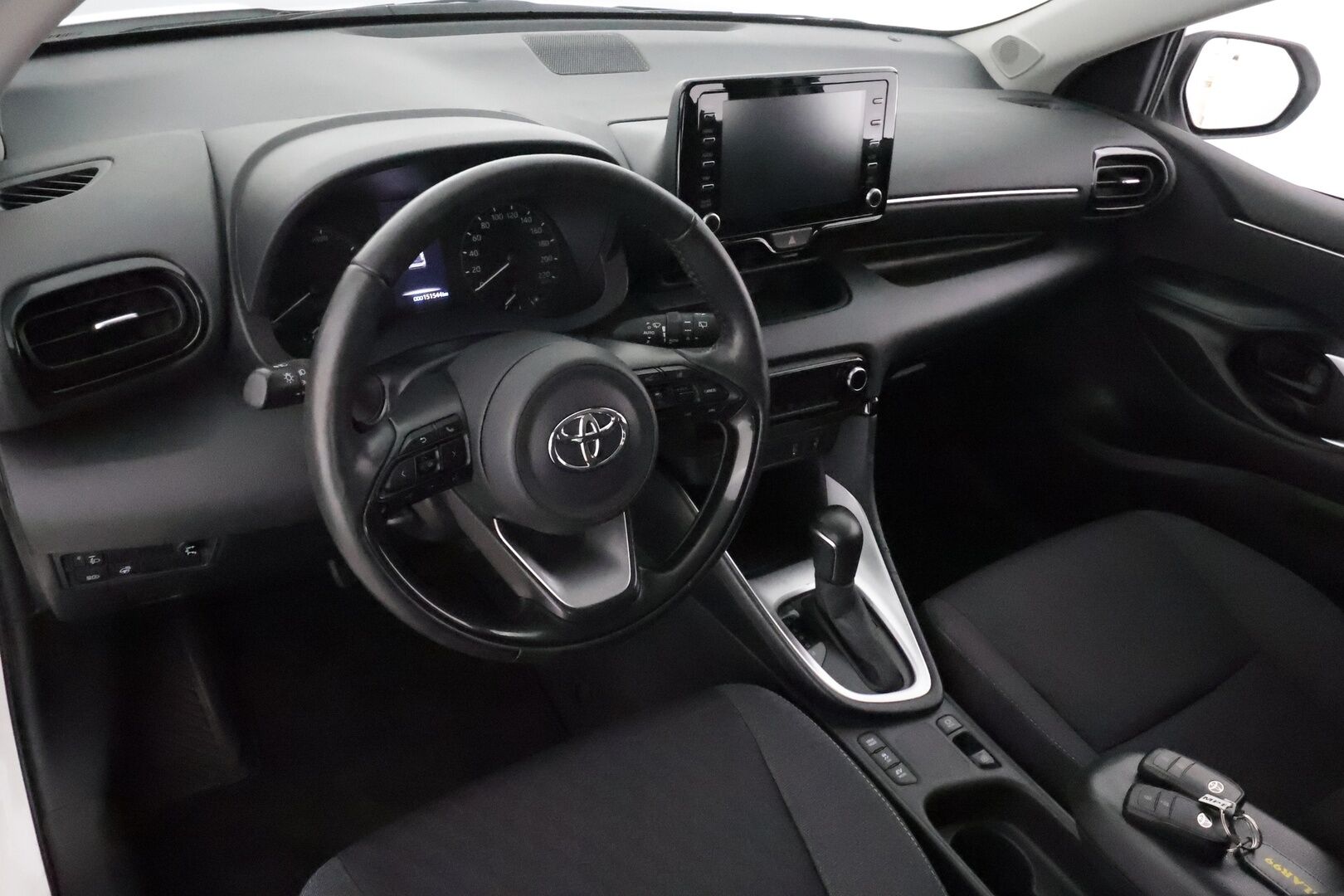 Toyota Yaris 2023 1,5 Hybrid Active Business *ACC / P.kamera / Navi / KeylessGo / Apple&Android / Ratinlämmitin* - 1.Om Suomi-auto / Kahdet renkaat aluvanteilla / Merkkihuollettu