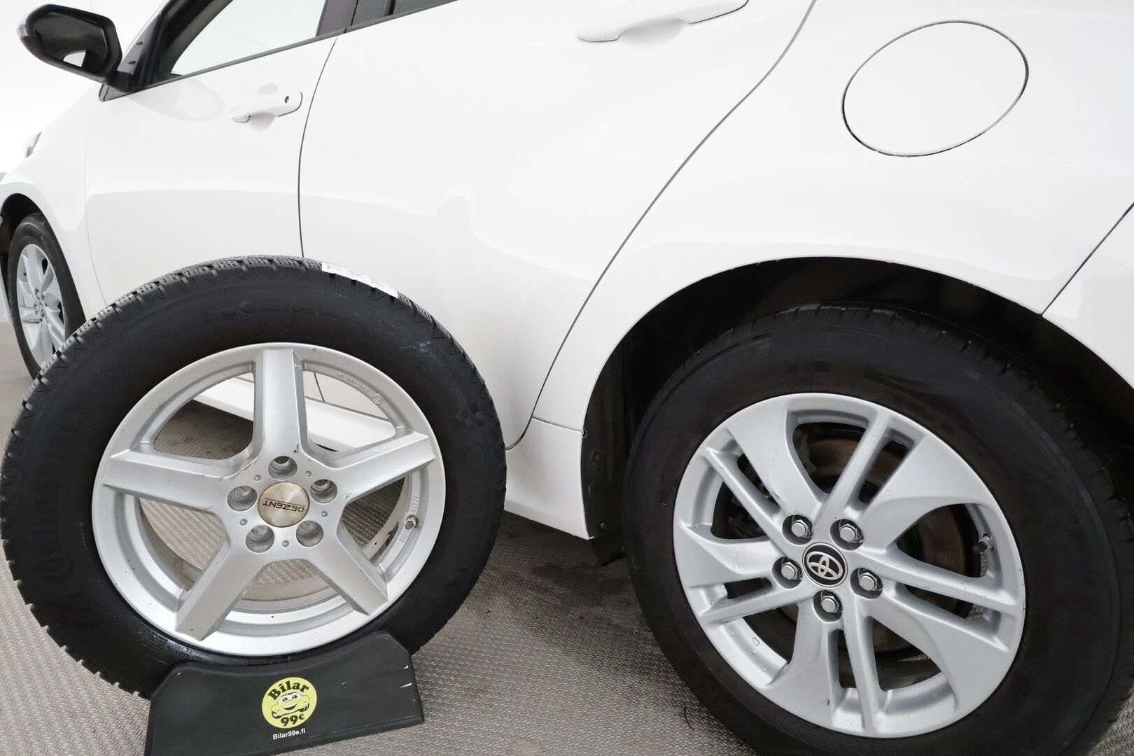 Toyota Yaris 2023 1,5 Hybrid Active Business *ACC / P.kamera / Navi / KeylessGo / Apple&Android / Ratinlämmitin* - 1.Om Suomi-auto / Kahdet renkaat aluvanteilla / Merkkihuollettu