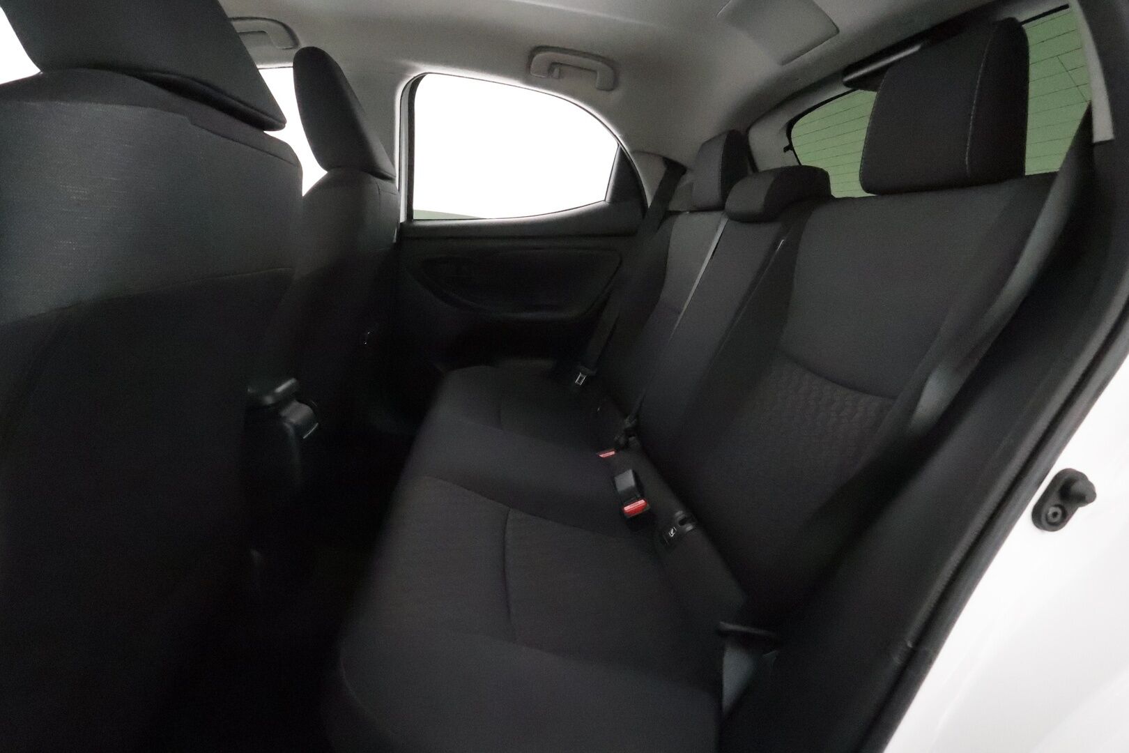 Toyota Yaris 2023 1,5 Hybrid Active Business *ACC / P.kamera / Navi / KeylessGo / Apple&Android / Ratinlämmitin* - 1.Om Suomi-auto / Kahdet renkaat aluvanteilla / Merkkihuollettu
