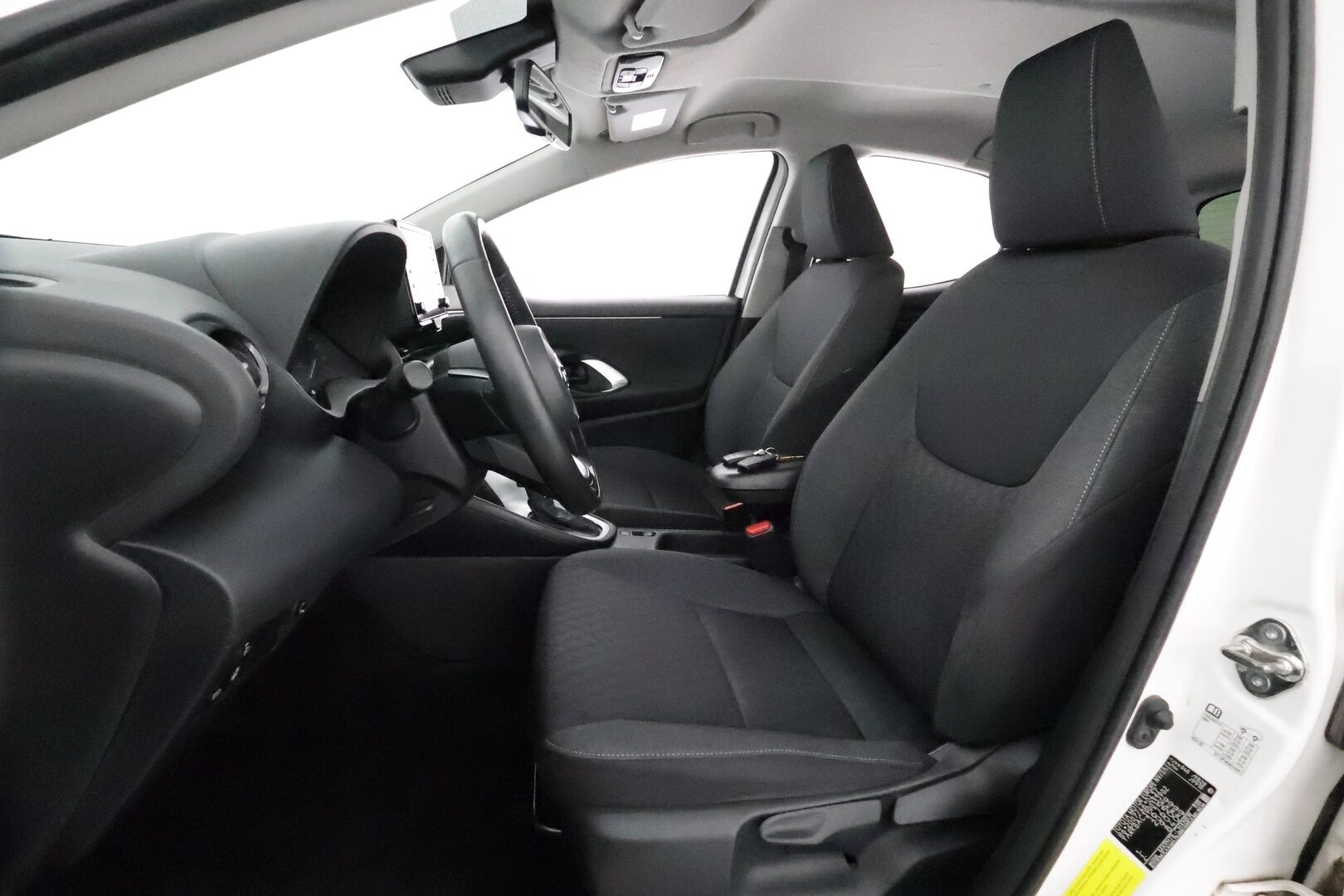 Toyota Yaris 2023 1,5 Hybrid Active Business *ACC / P.kamera / Navi / KeylessGo / Apple&Android / Ratinlämmitin* - 1.Om Suomi-auto / Kahdet renkaat aluvanteilla / Merkkihuollettu