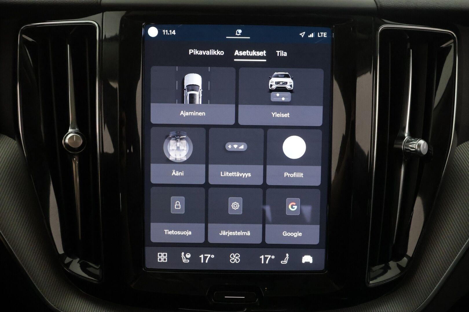 Volvo XC60 2024 T6 AWD Long Range Plus Dark aut - | ACC | Webasto | Koukku | Muistipenkit | Panorama | Full LED | High Performance LED | P.Kamera | Keyless | Apple&Android | 1.Om Suomi-auto | Kahdet Renkaat |