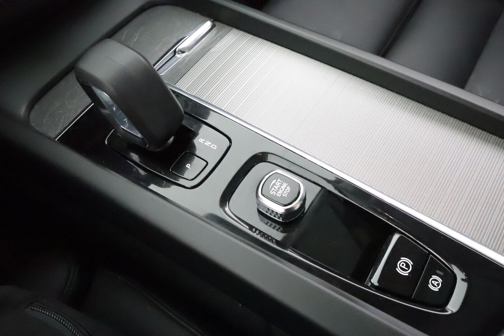 Volvo XC60 2024 T6 AWD Long Range Plus Dark aut - | ACC | Webasto | Koukku | Muistipenkit | Panorama | Full LED | High Performance LED | P.Kamera | Keyless | Apple&Android | 1.Om Suomi-auto | Kahdet Renkaat |