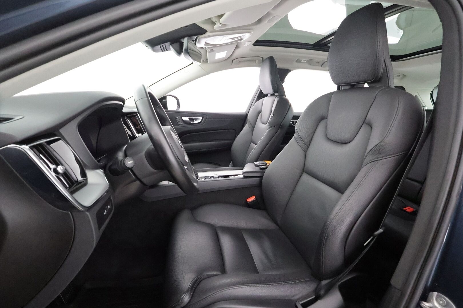 Volvo XC60 2024 T6 AWD Long Range Plus Dark aut - | ACC | Webasto | Koukku | Muistipenkit | Panorama | Full LED | High Performance LED | P.Kamera | Keyless | Apple&Android | 1.Om Suomi-auto | Kahdet Renkaat |