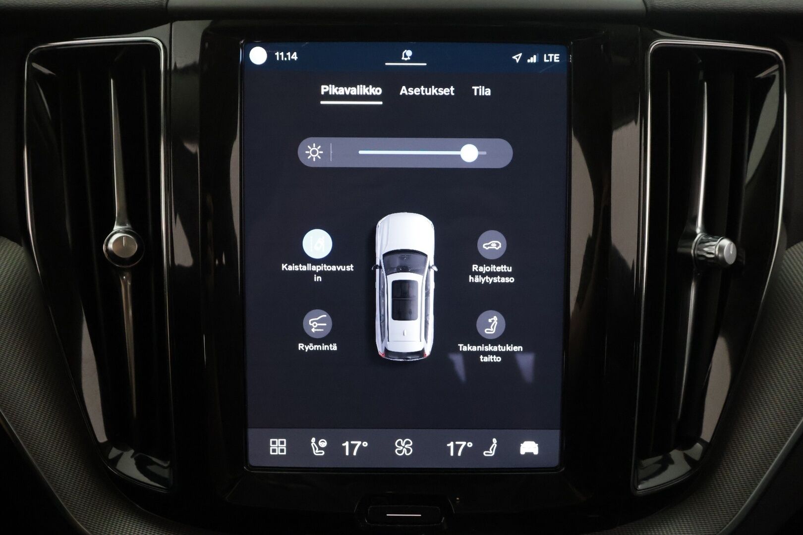 Volvo XC60 2024 T6 AWD Long Range Plus Dark aut - | ACC | Webasto | Koukku | Muistipenkit | Panorama | Full LED | High Performance LED | P.Kamera | Keyless | Apple&Android | 1.Om Suomi-auto | Kahdet Renkaat |