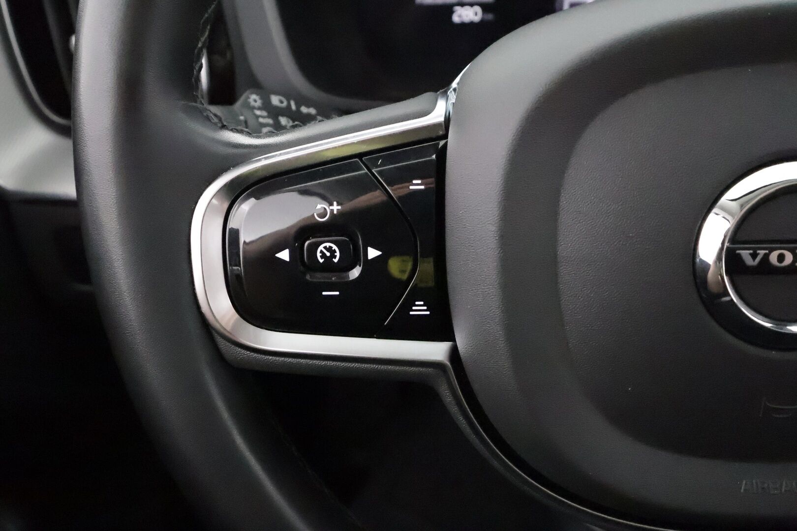 Volvo XC60 2024 T6 AWD Long Range Plus Dark aut - | ACC | Webasto | Koukku | Muistipenkit | Panorama | Full LED | High Performance LED | P.Kamera | Keyless | Apple&Android | 1.Om Suomi-auto | Kahdet Renkaat |