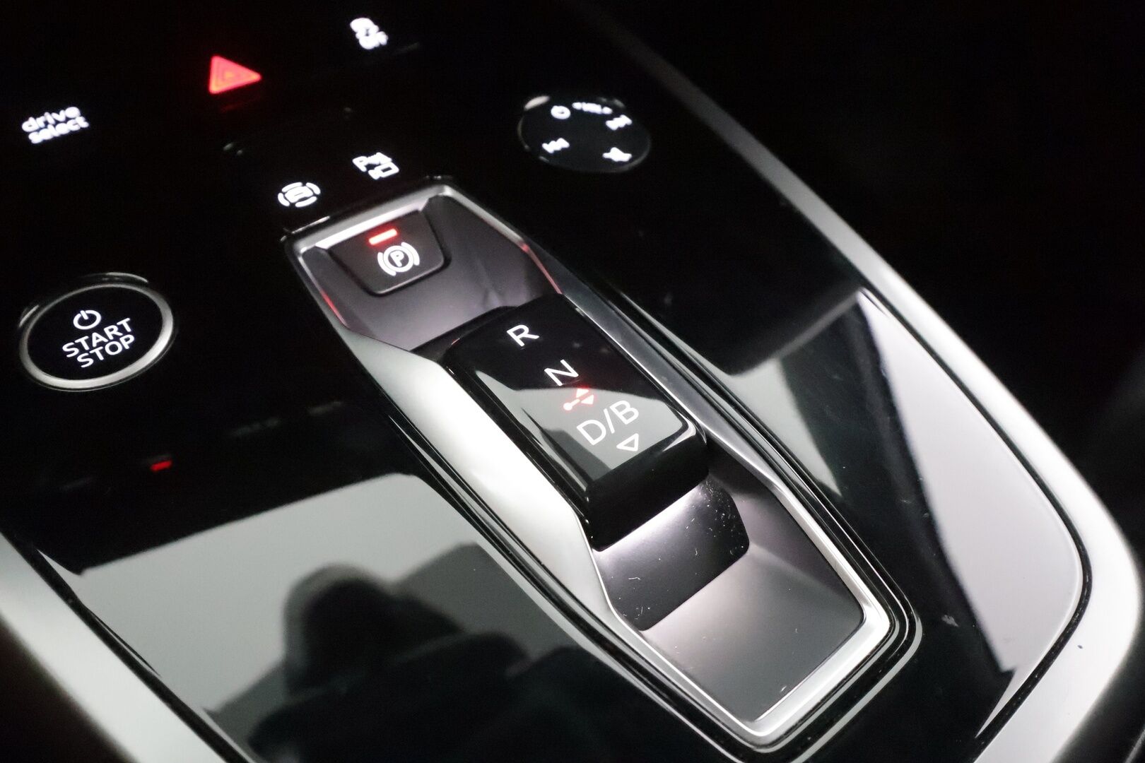 Audi Q4 e-tron 2023 SUV 45 e-tron quattro - | ILP | ACC | LED | P.kamera | Sporttipenkit | Navi | Kaistavahti | Keyless | Digimittaristo | Apple&Android | 1-om Suomi-auto | 2x Latauskaapelit | Kahdet renkaat | Merkkihuollot |