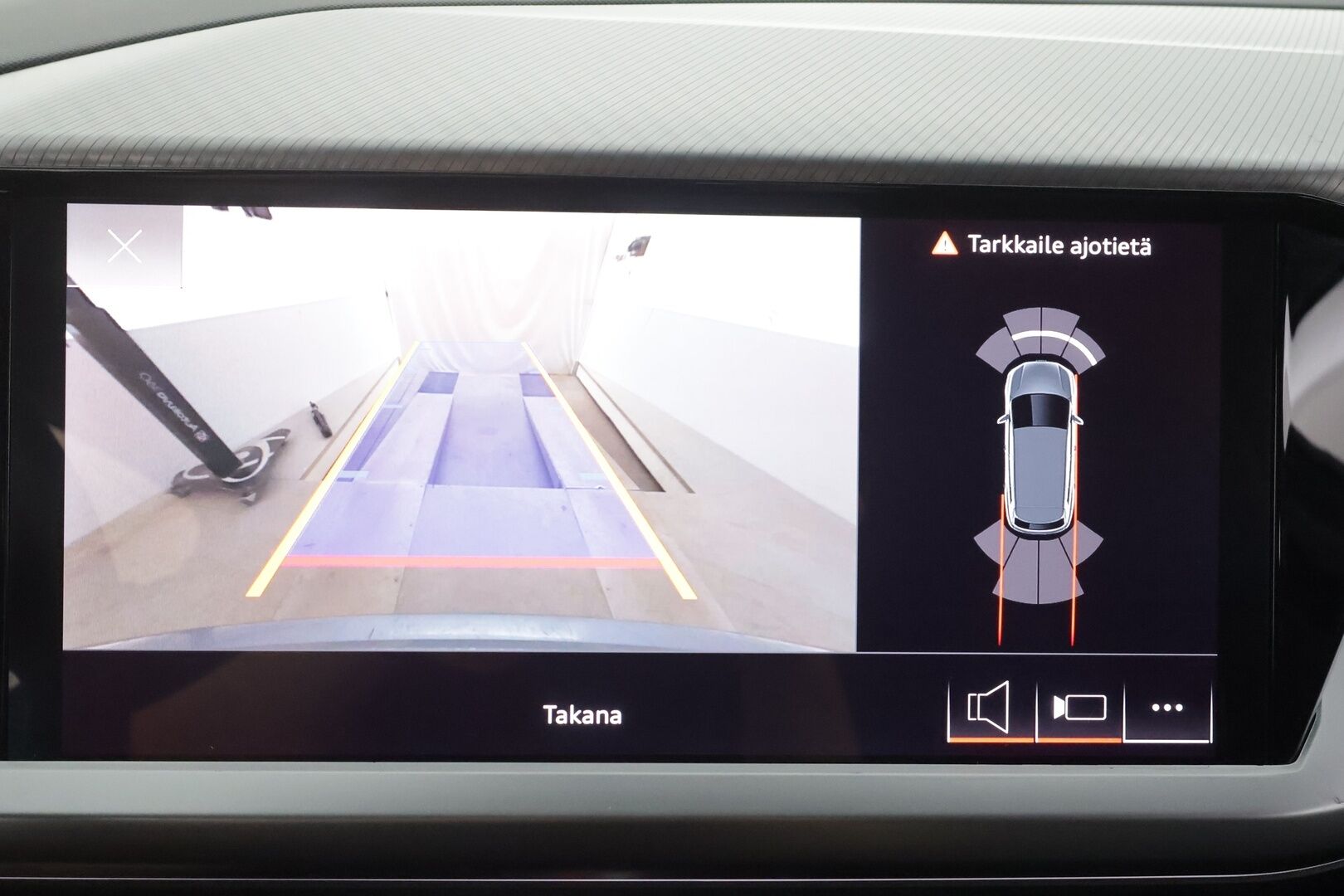 Audi Q4 e-tron 2023 SUV 45 e-tron quattro - | ILP | ACC | LED | P.kamera | Sporttipenkit | Navi | Kaistavahti | Keyless | Digimittaristo | Apple&Android | 1-om Suomi-auto | 2x Latauskaapelit | Kahdet renkaat | Merkkihuollot |