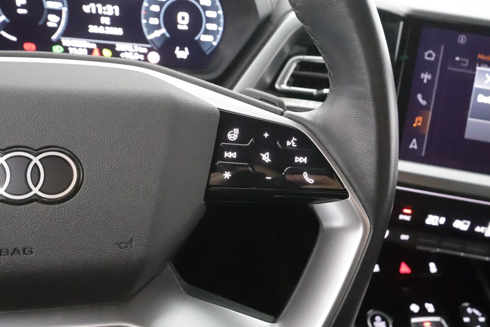 Audi Q4 e-tron 2023 SUV 45 e-tron quattro - | ILP | ACC | LED | P.kamera | Sporttipenkit | Navi | Kaistavahti | Keyless | Digimittaristo | Apple&Android | 1-om Suomi-auto | 2x Latauskaapelit | Kahdet renkaat | Merkkihuollot |