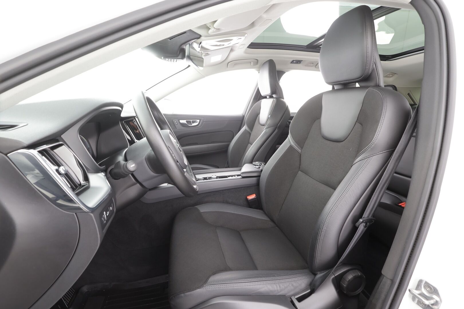 Volvo XC60 2020 T8 TwE AWD Momentum aut - | Panorama | Webasto | ACC | Full-LED | P.Kamera | Puolinahat | Kaistavahti | Navi | Keyless | 2x Latauskaapelit | Kahdet renkaat | 