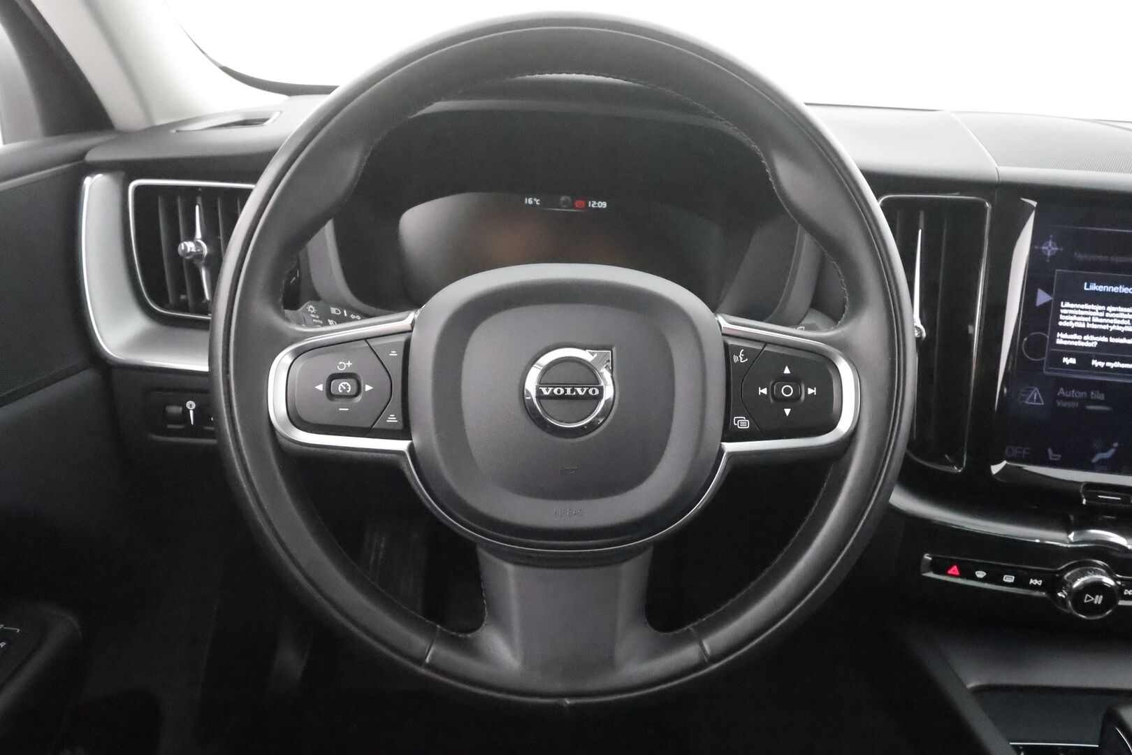 Volvo XC60 2020 T8 TwE AWD Momentum aut - | Panorama | Webasto | ACC | Full-LED | P.Kamera | Puolinahat | Kaistavahti | Navi | Keyless | 2x Latauskaapelit | Kahdet renkaat | 